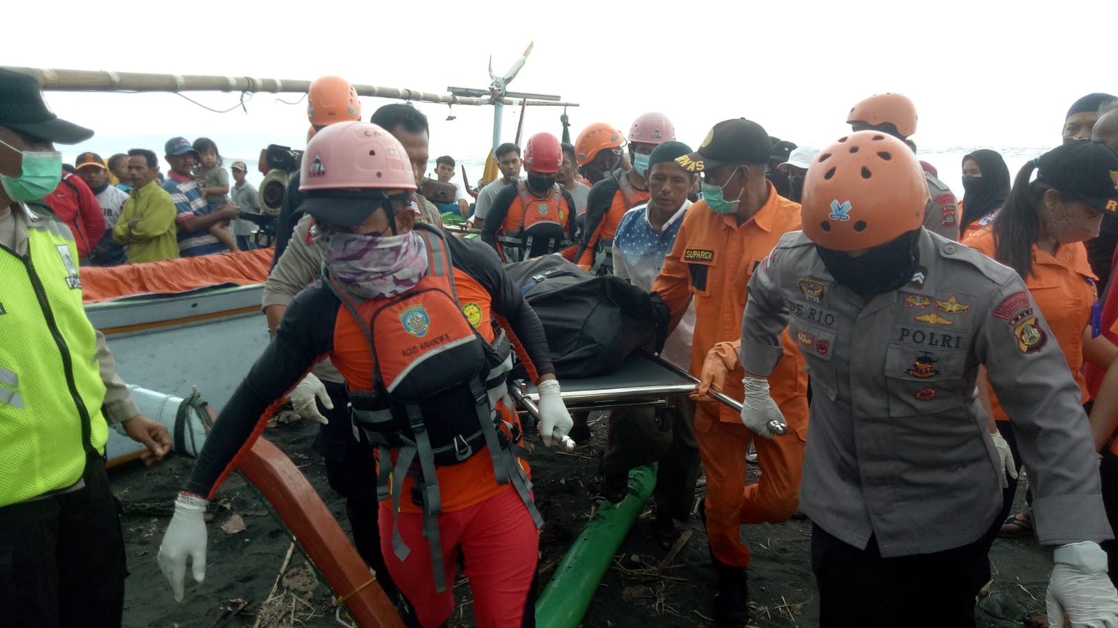 Tim SAR mengevakuasi jenazah nelayan yang terseret arus di Perairan Pekutatan, Kabupaten Jembrana, Bali, Sabtu (13/8).