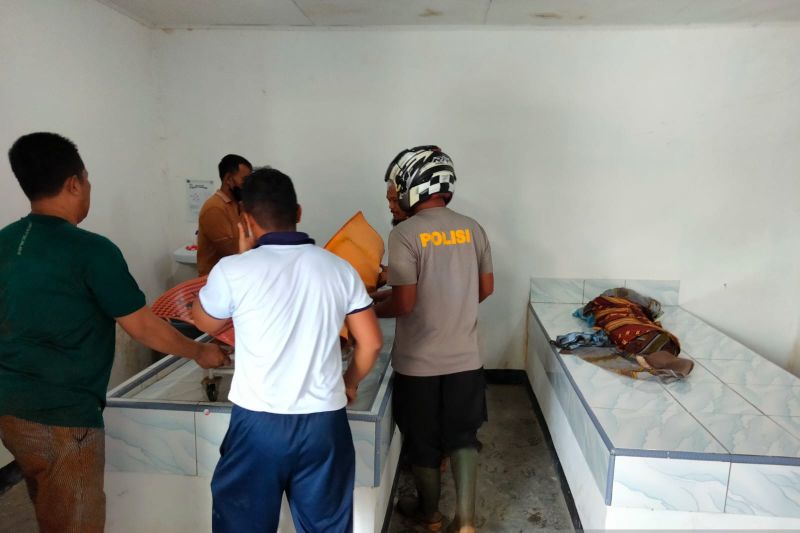 Kedua korban longsor Kota Sorong, Papua Barat, saat dievakuasi ke rumah sakit angkatan laut, Selasa (23/8)