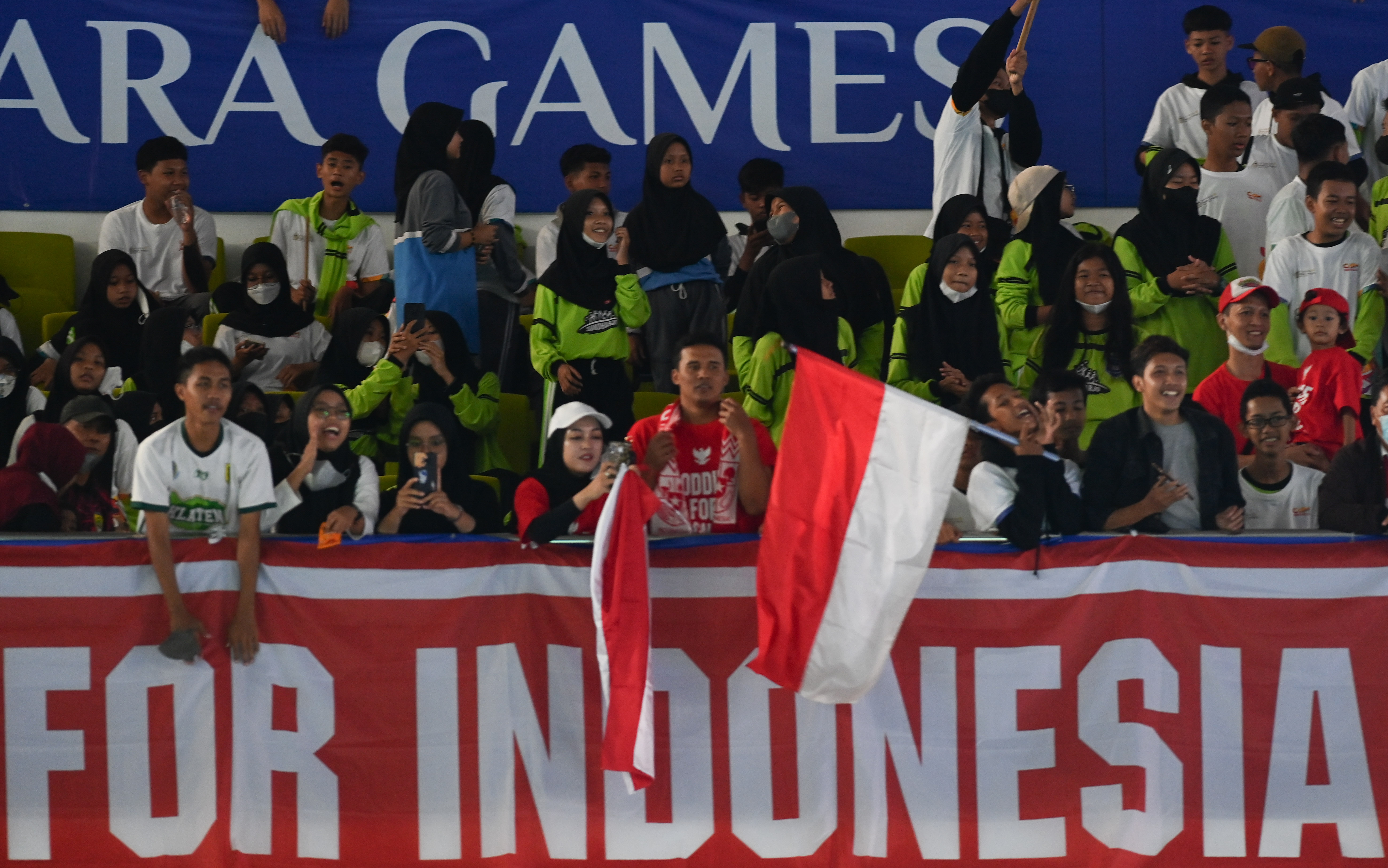 Suporter Indonesia memberikan dukungan kepada para atlet bulu tangkis di Edutorium UMS, Sukoharjo, Jawa Tengah.