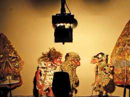 Pagelaran wayang kulit Betawi. 
