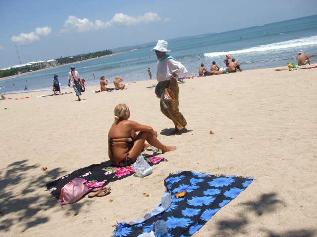 Wisatawan menikmati suasana Pantai Kuta, Bali.