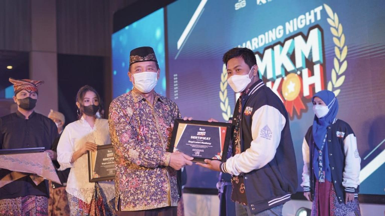 Bupati Rembang Abdul Hafidz menyampaikan penghargaan kepada salah satu pemenang UMKM Kokoh 2021 Angkatan 1