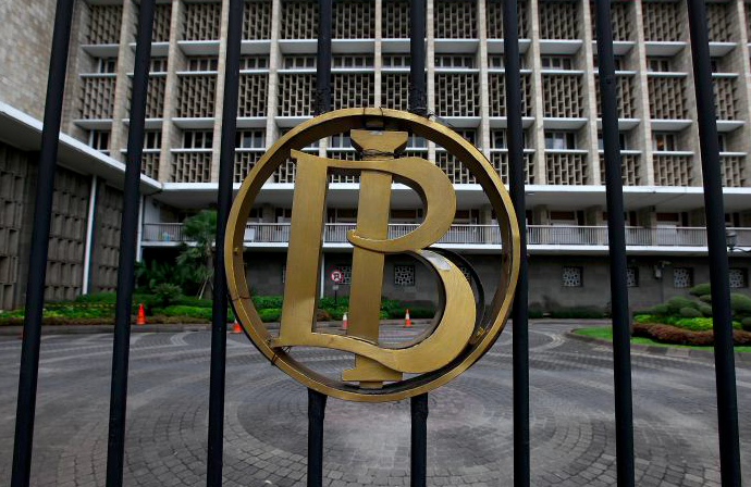 Logo Bank Indonesia terpasang di gedung.