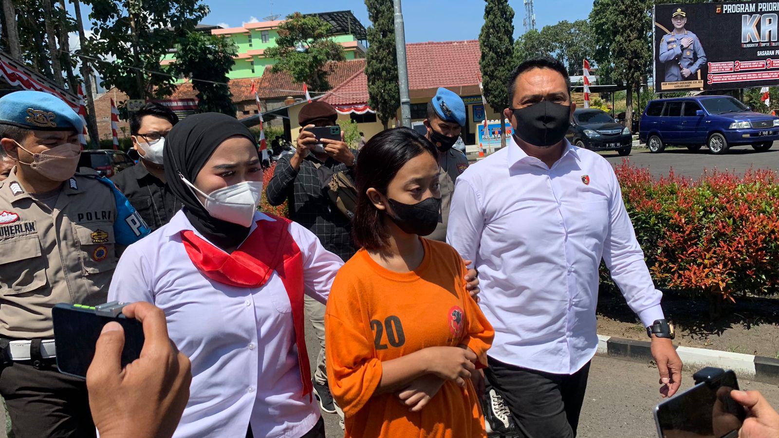 Polisi mengamankan perempuan pelaku penjual konten video porno melalui media sosial di Garut, Jawa Barat, Senin (1/8).