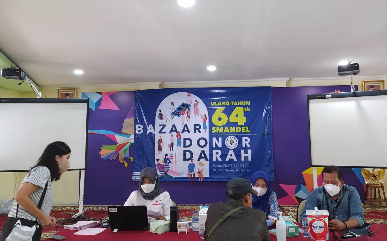 Kegiatan donor darah yang dilaksanakan pengurus IAS (Ikatan Alumni Smandel) di Gedung SMAN 8, Jakarta, Minggu (20/8). 