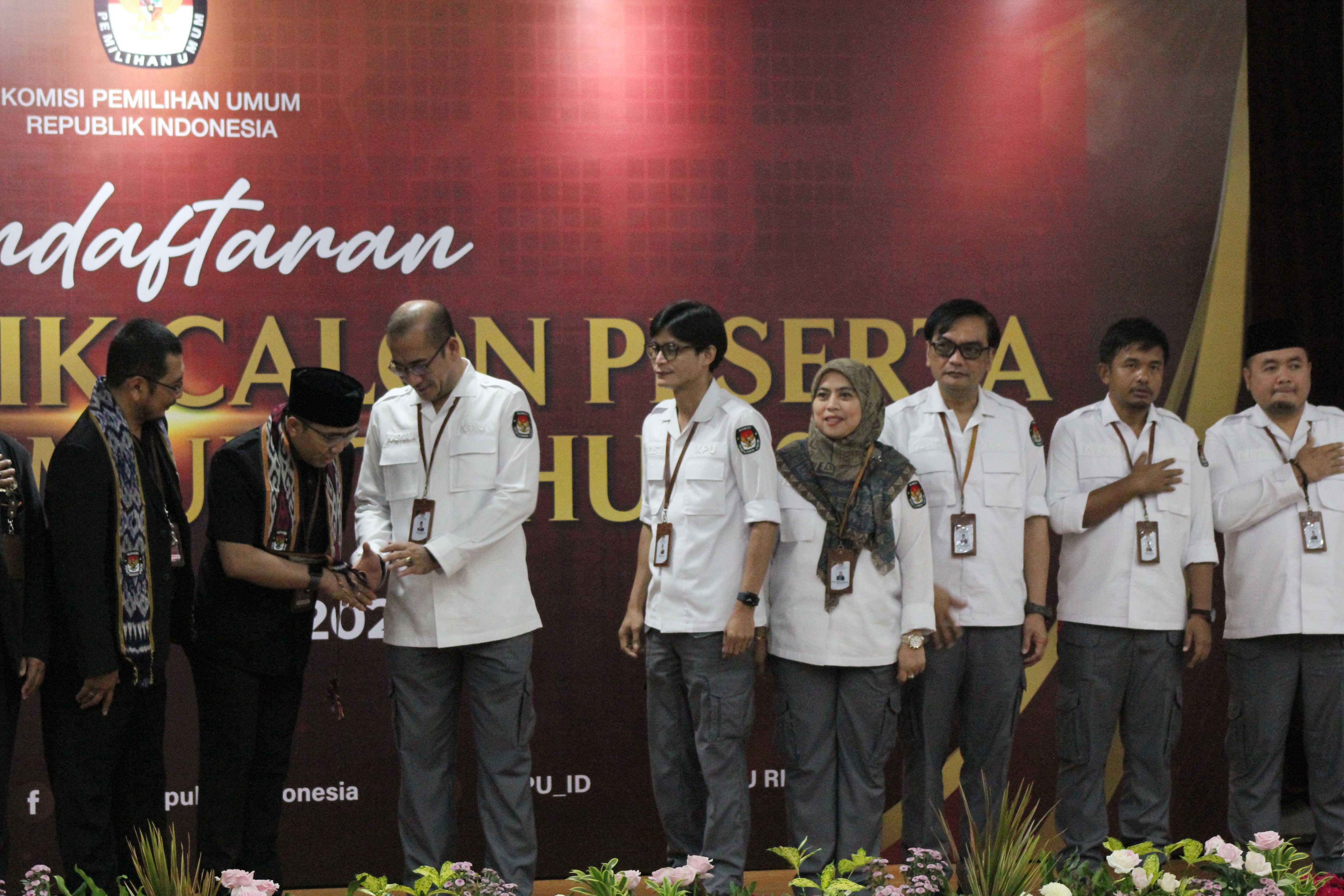 Ketua KPU Hasyim Asyari (kiri) bersalaman dengan para pengurus DPP Partai Kedaulatan Rakyat (PKR).