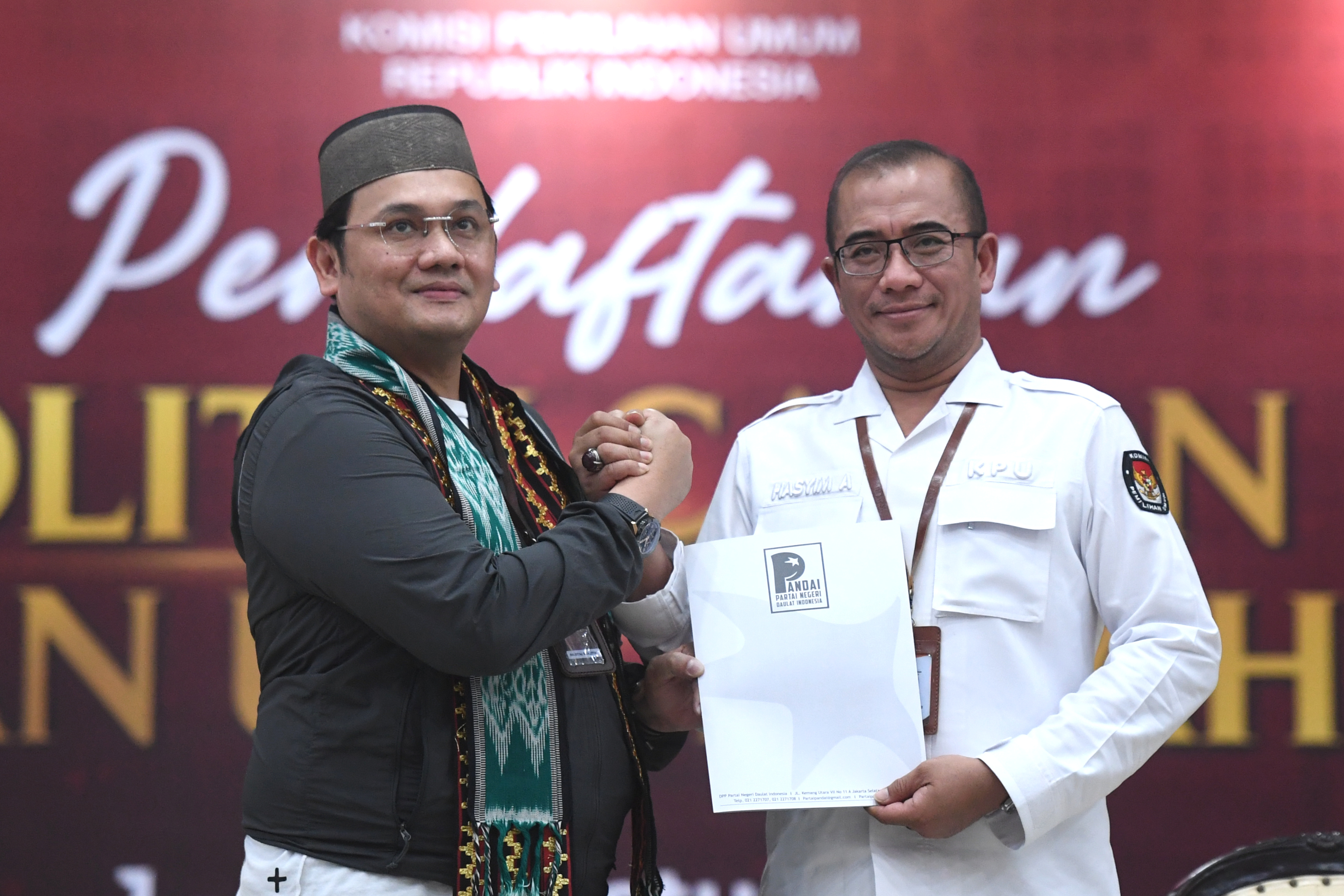 Ketua KPU Hasyim Asy'ari menerima berkas pendaftaran dari Ketum Partai Pandai Farhat Abbas.