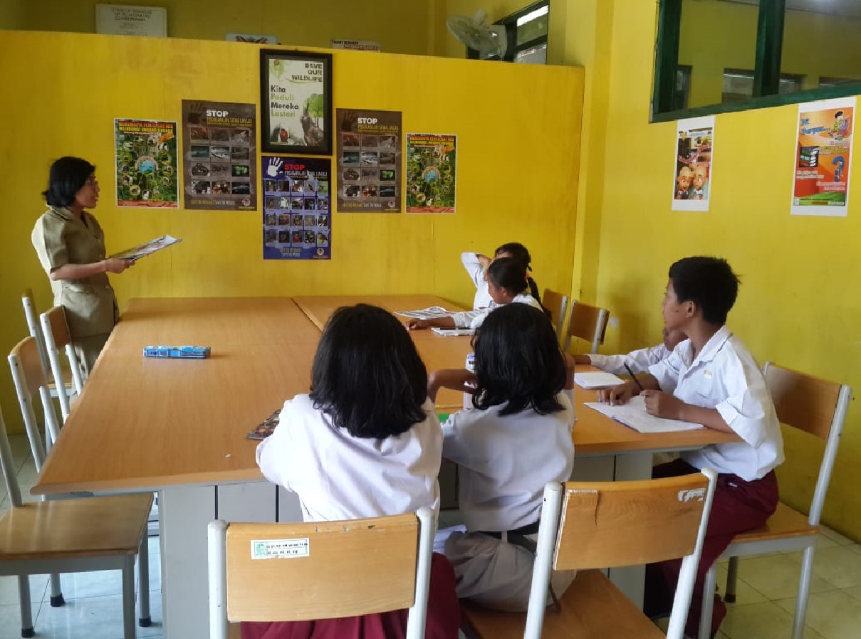 Istiyarti harus mengajar di tiga SD negeri yang berbeda karena masih minimnya guru pendidikan agama Katolik di Yogyakarta. 