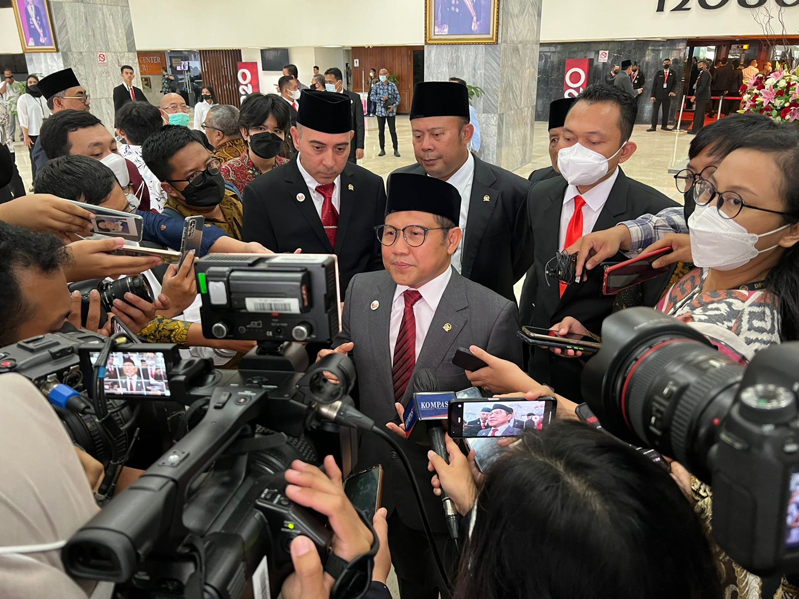 Wakil Ketua DPR RI bidang Korkesra Abdul Muhaimin Iskandar (Gus Muhaimin) saat diwawancarai wartawan.