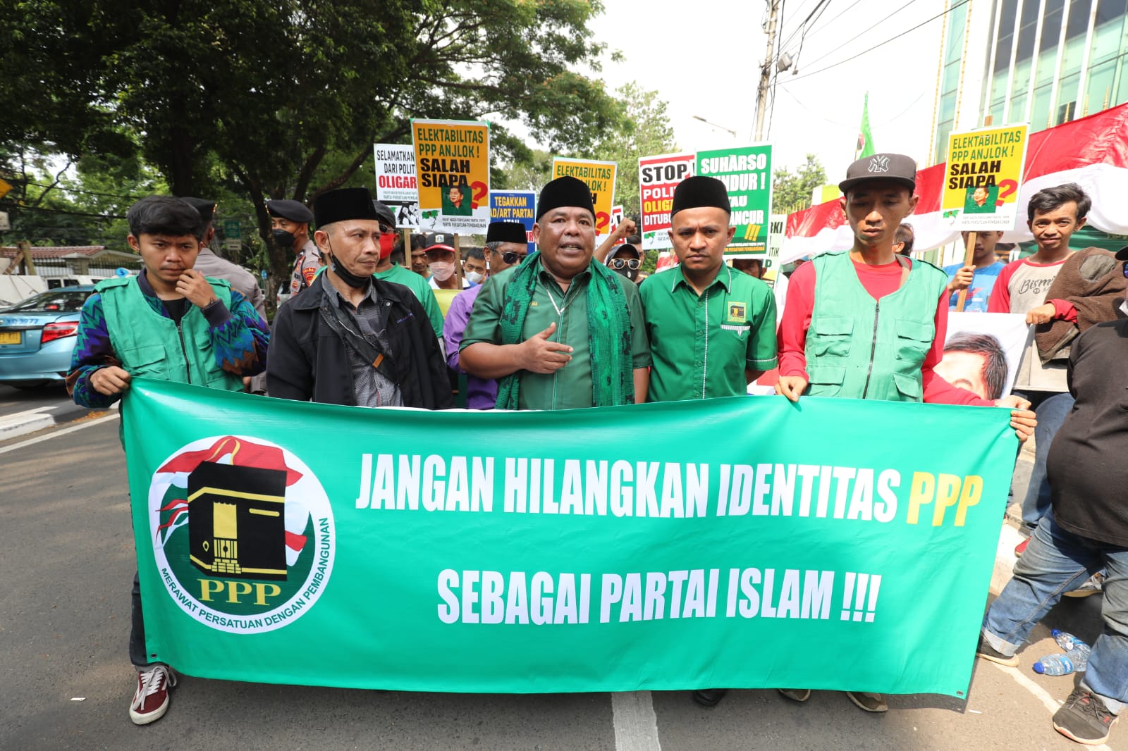 FRONT Kader Penyelamat Partai berunjukrasa menentang pernyataan Ketum PPP Suharso Monoarfa yang akan meninggalkan identitas partai, Kamis (1