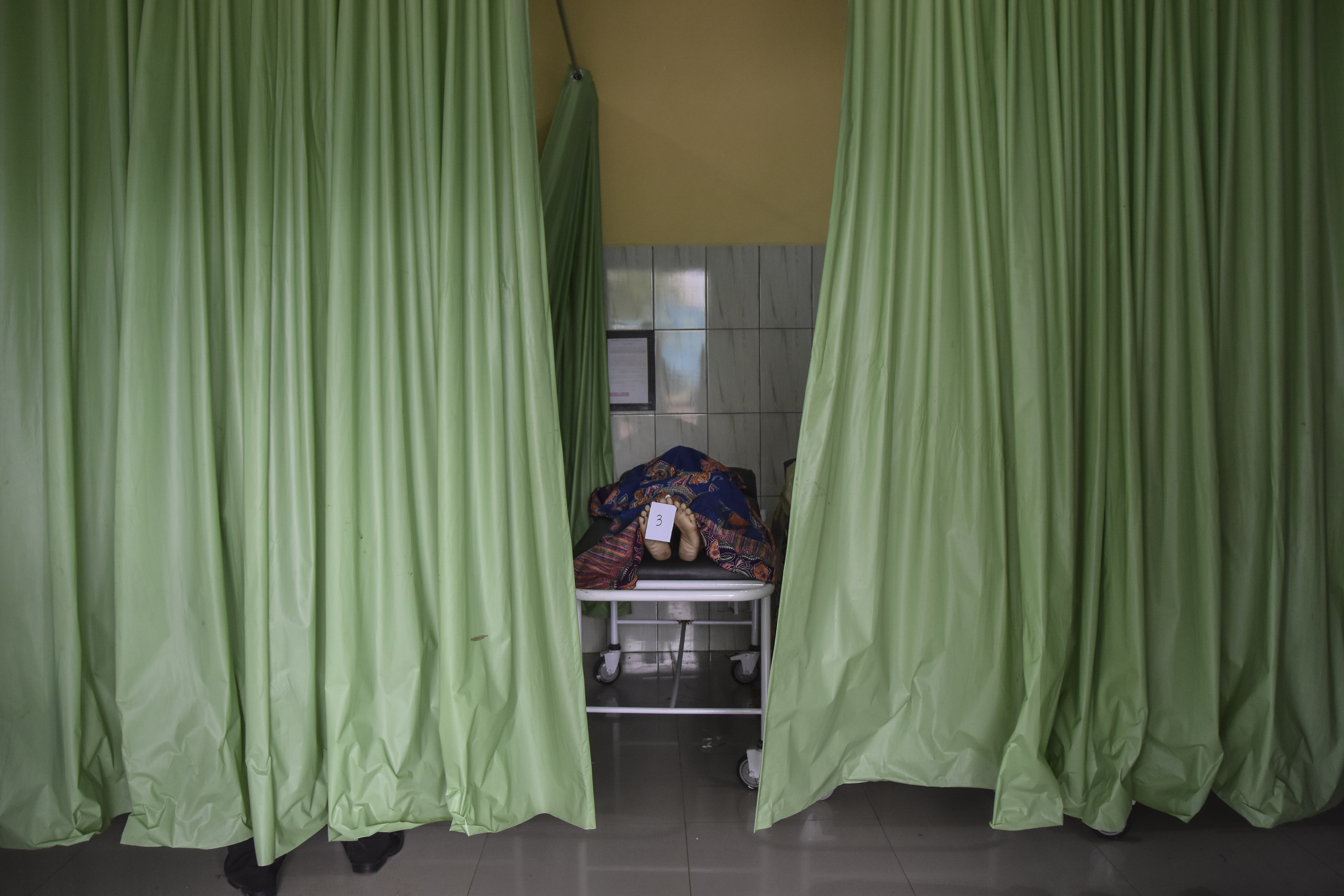 Jenazah korban kecelakaan mobil bak terbuka yang terjun ke jurang dievakuasi ke Puskesmas Sukamantri, Ciamis, Jawa Barat, Senin (8/8).