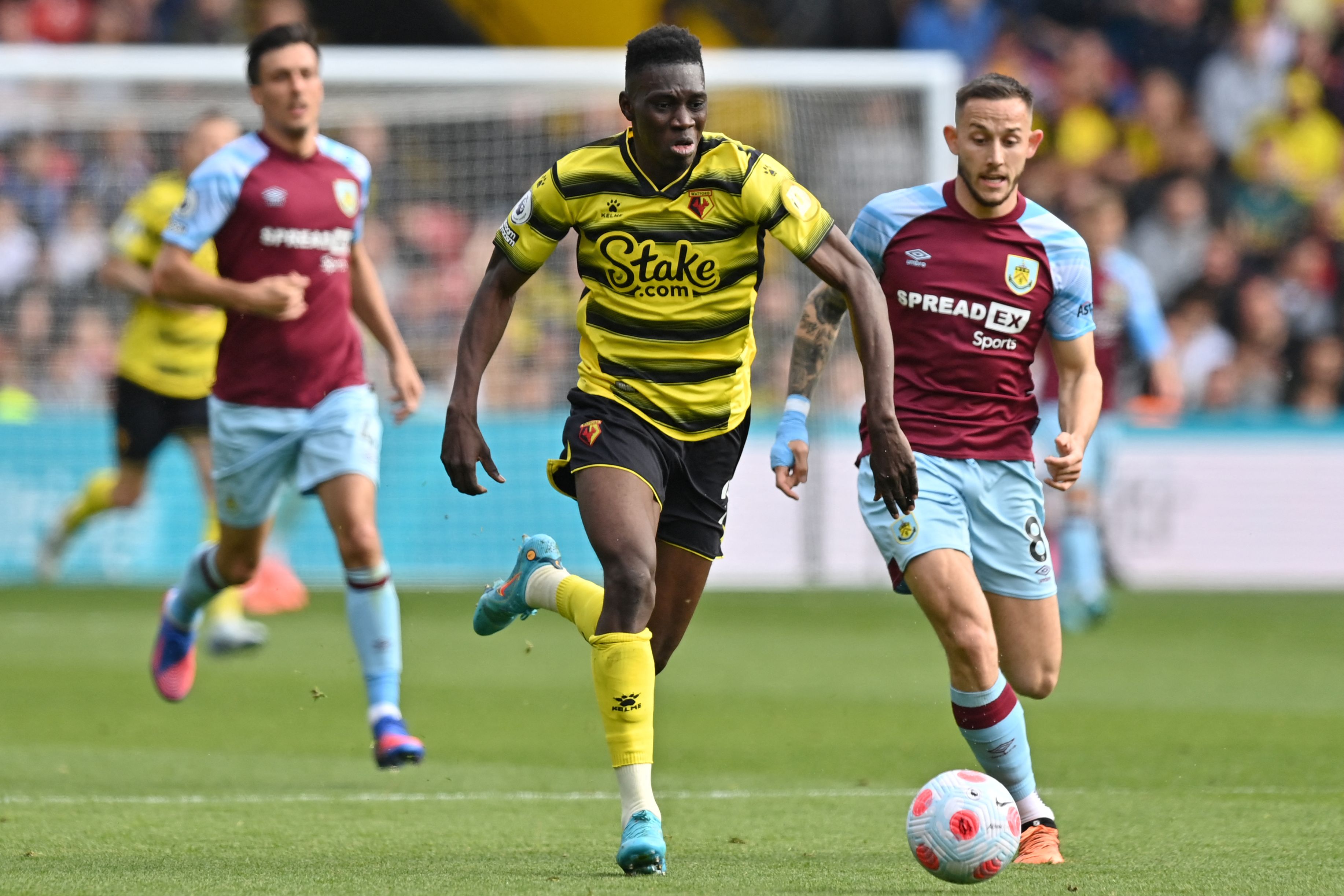 Gelandang Watford Ismaila Sarr (kiri)