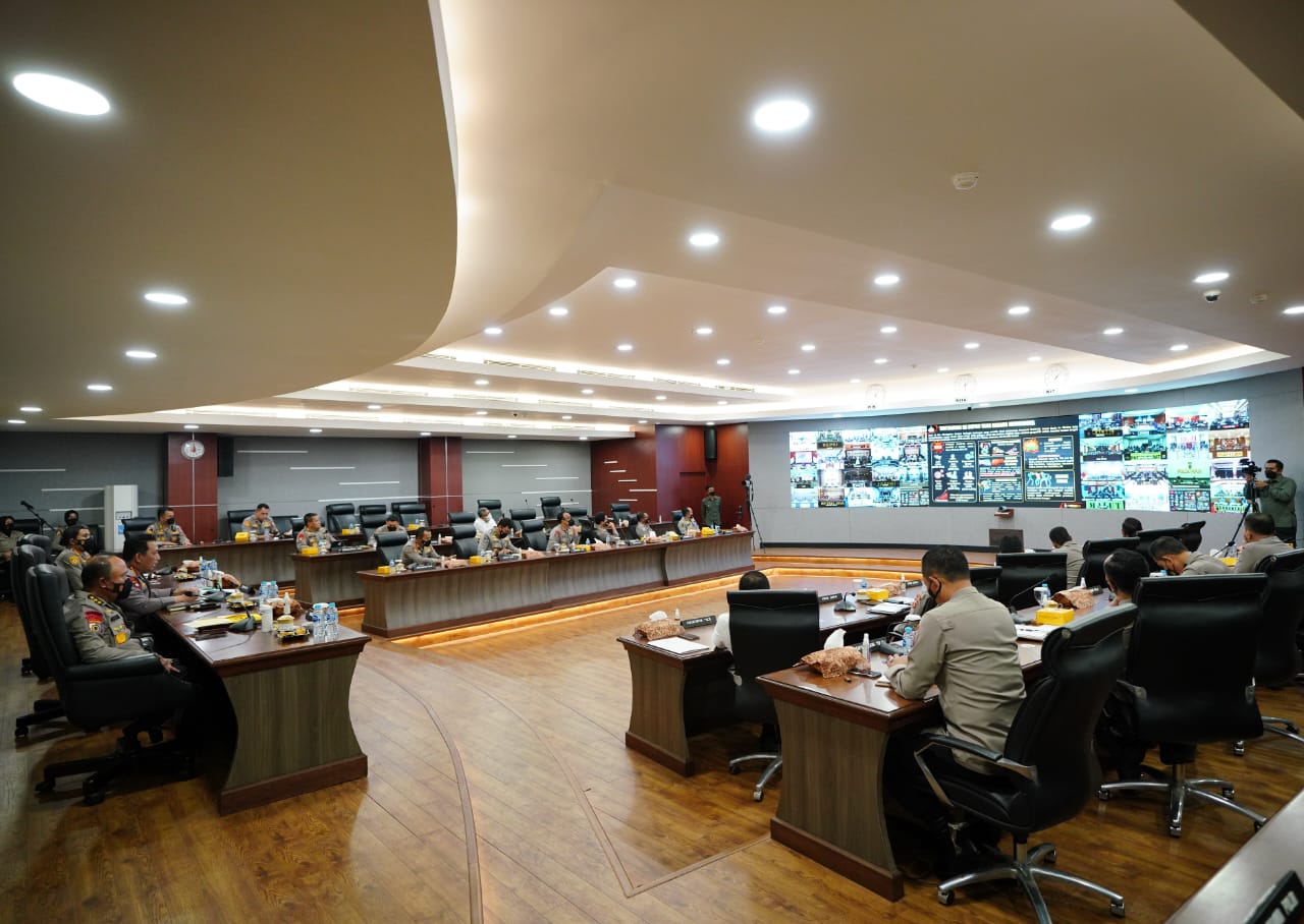 Kapolri Jenderal Listyo Sigit Prabowo menggelar arahan melalui video conference, Kamis (18/8).