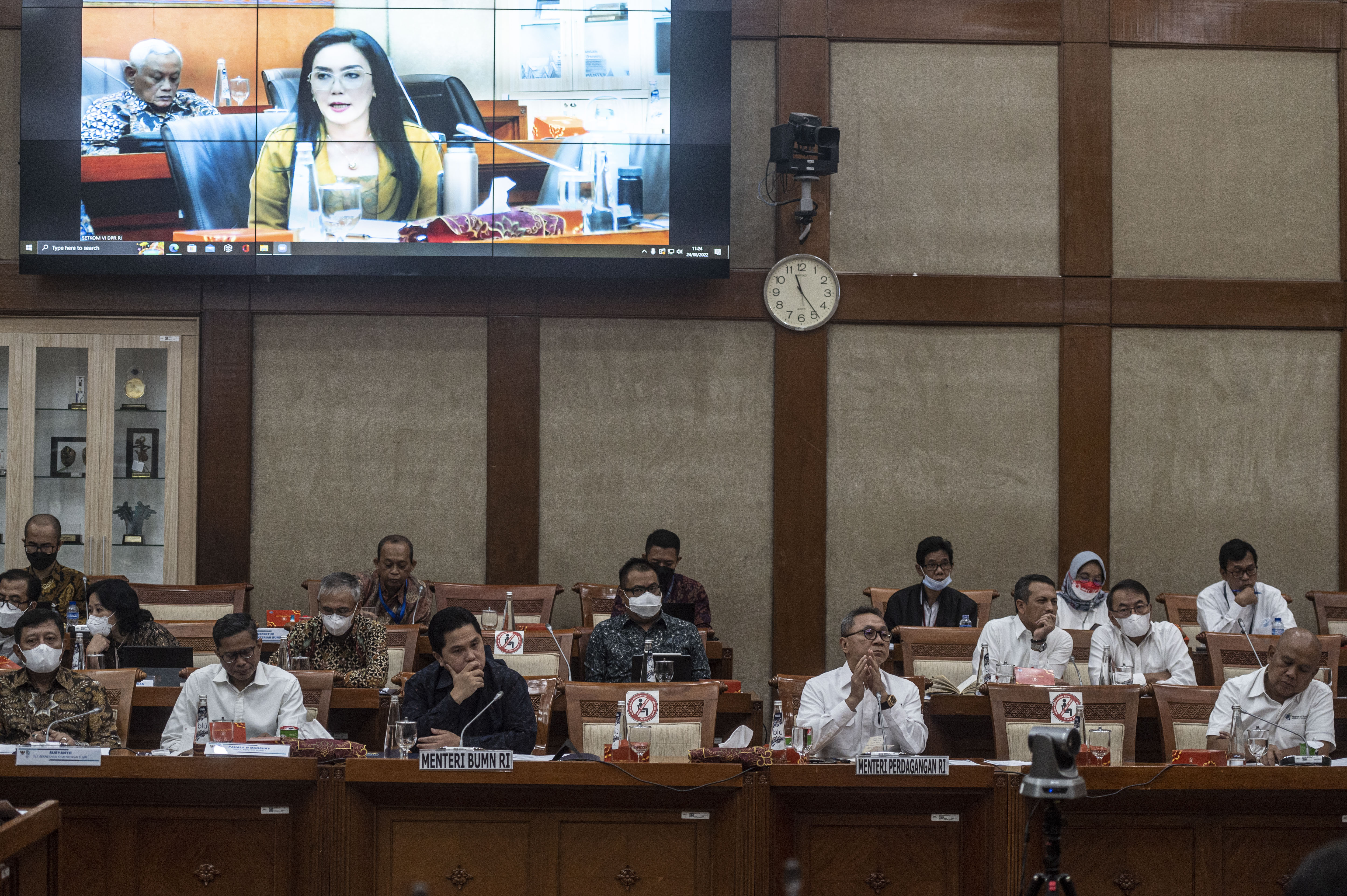 Menteri BUMN Erick Thohir (ketiga kiri) bersama Menteri Perdagangan Zulkifli Hasan (keempat kiri) mengikuti rapat kerja dengan Komisi VI DPR