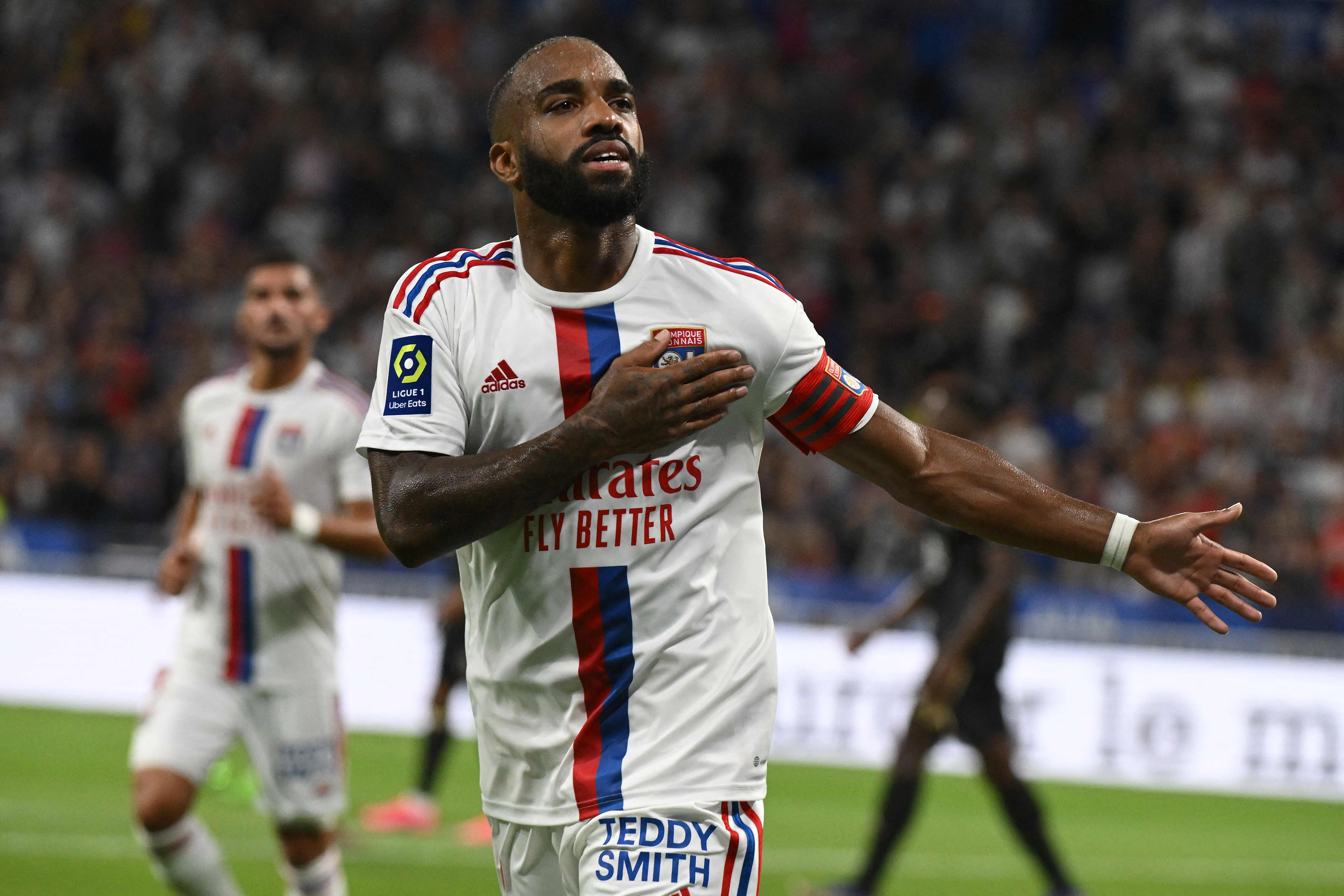Penyerang Lyon Alexandre Lacazette melakukan selebrasi usai mencetak gol ke gawang Ajaccio di laga Ligue 1.