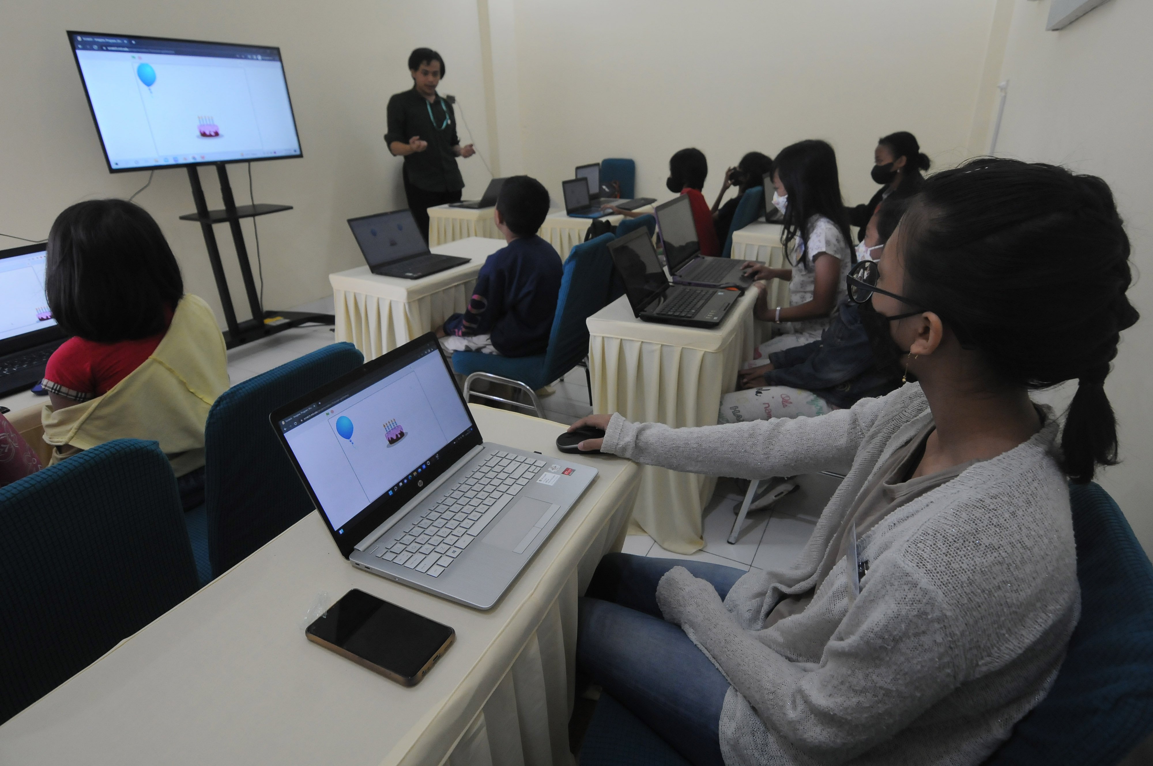 Sejumlah siswa mengikuti program belajar 