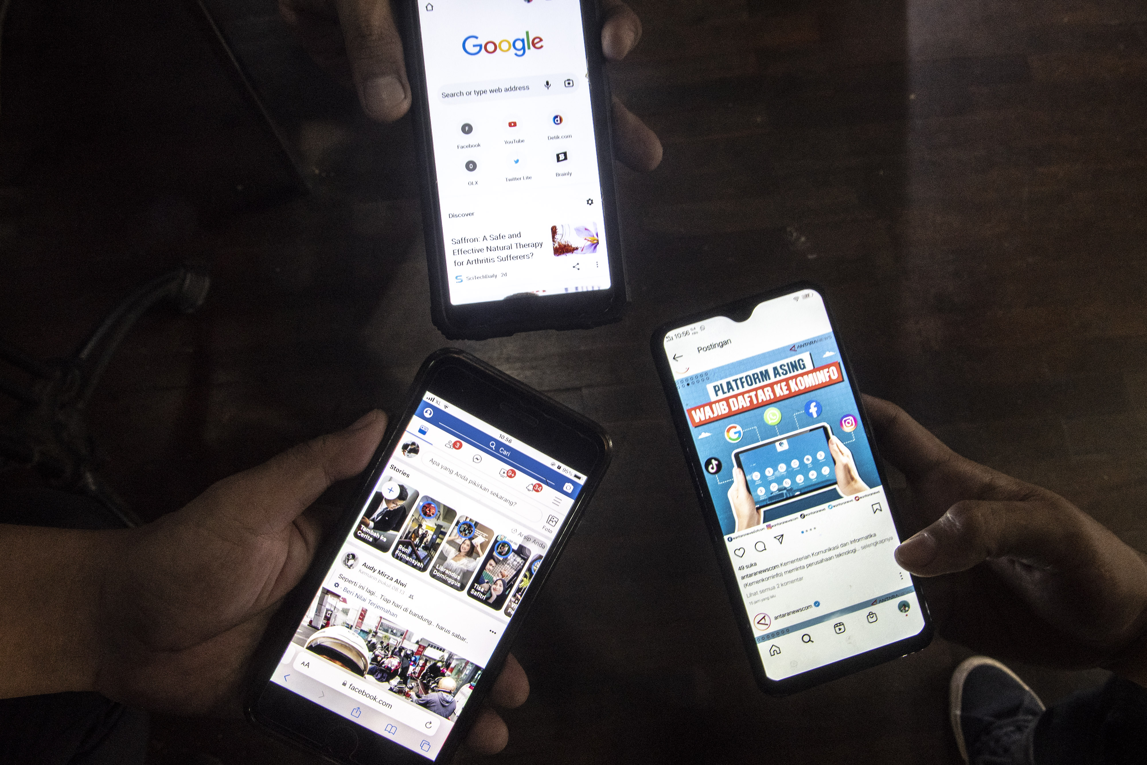 Warga menunjukan sejumlah aplikasi media sosial di Jakarta. 