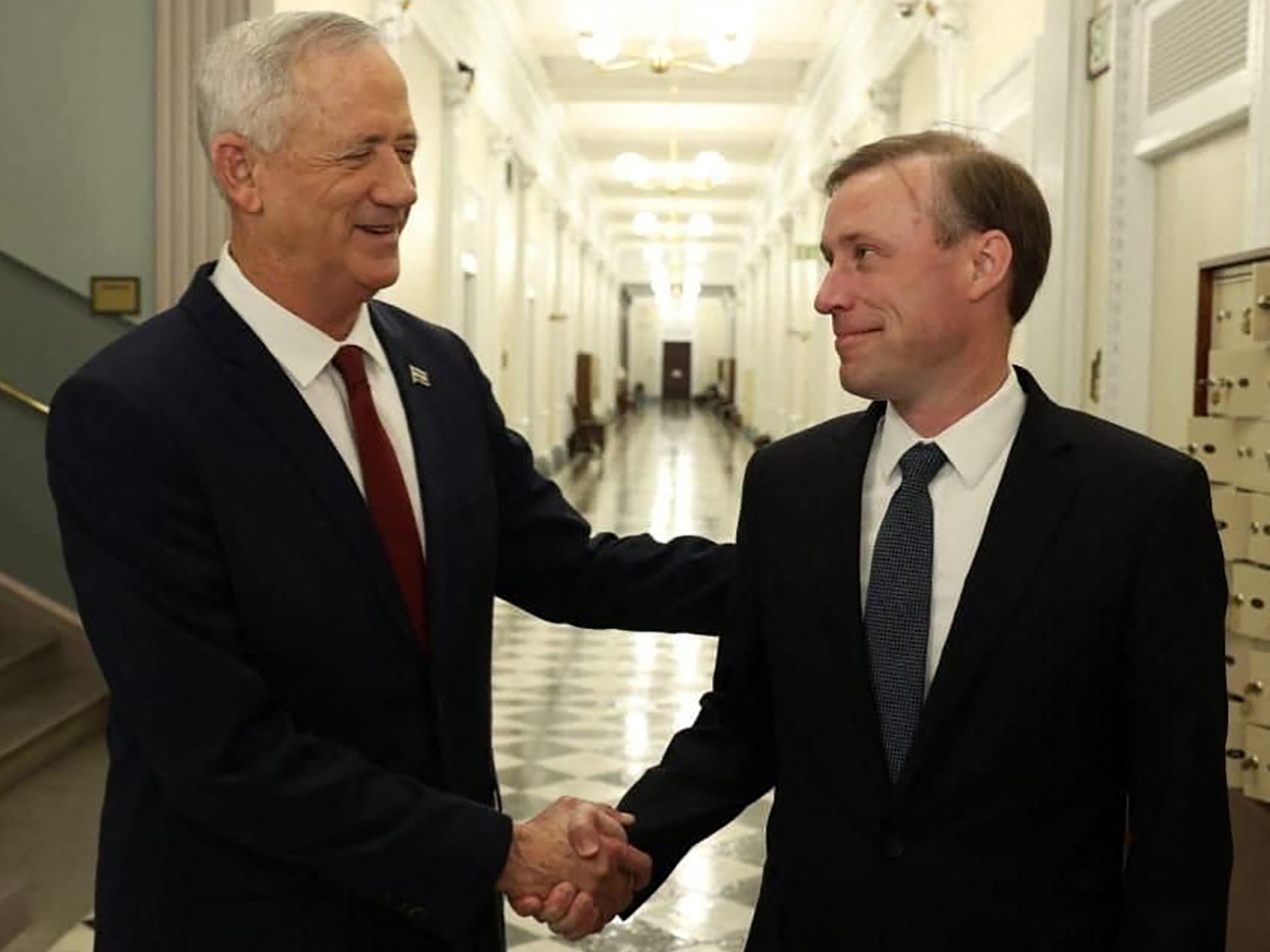 Menteri Pertahanan Israel Benny Gantz (kiri) bertemu dengan Penasihat Keamanan Nasional AS Jake Sullivan di Washington, DC, 26 Agustus 2022.