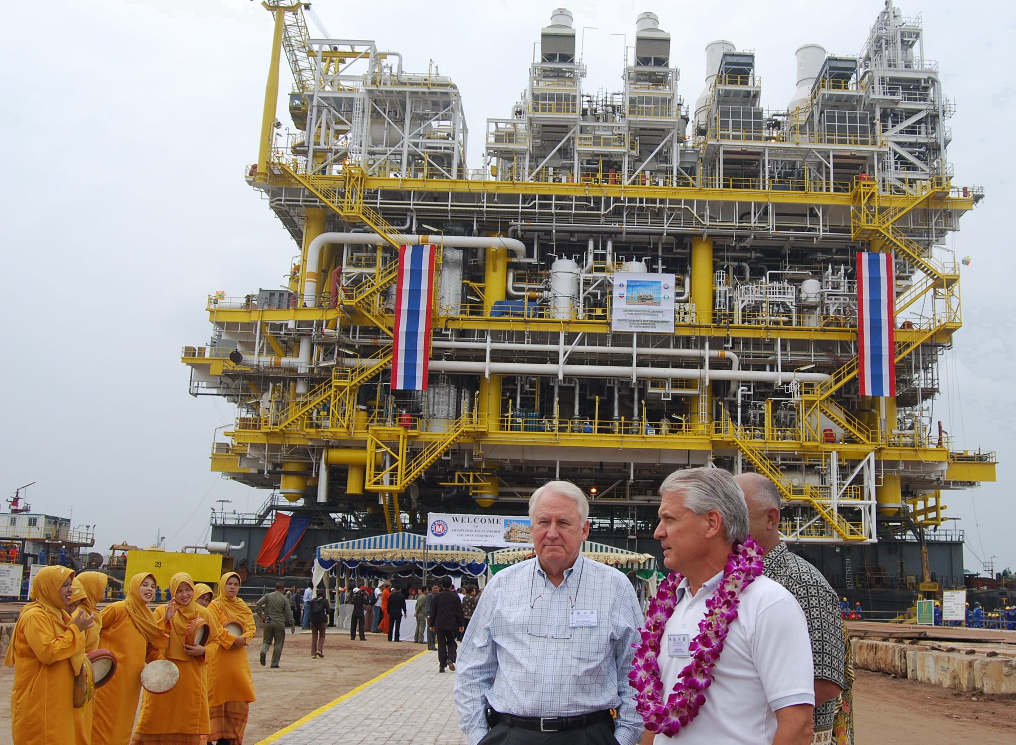 Direksi  McDermott di depan salah satu proyek perusahaan di Batam 