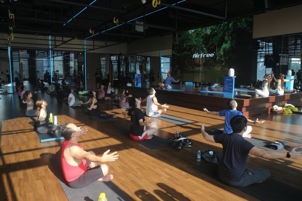 Airfree Indonesia berkolaborasi dengan Paradigm Fitness Indonesia yang menghadirkan kelas Flow Yoga di SCBD, Jakarta.
