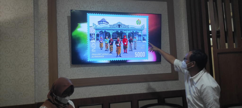 Plt Direktur Pos Ditjen PPI Kemkominfo, Gunawan Hutagakung bersama SekDisbudpar Kota, Rini Kusumandari paparkan peluncuran prangko seri khus