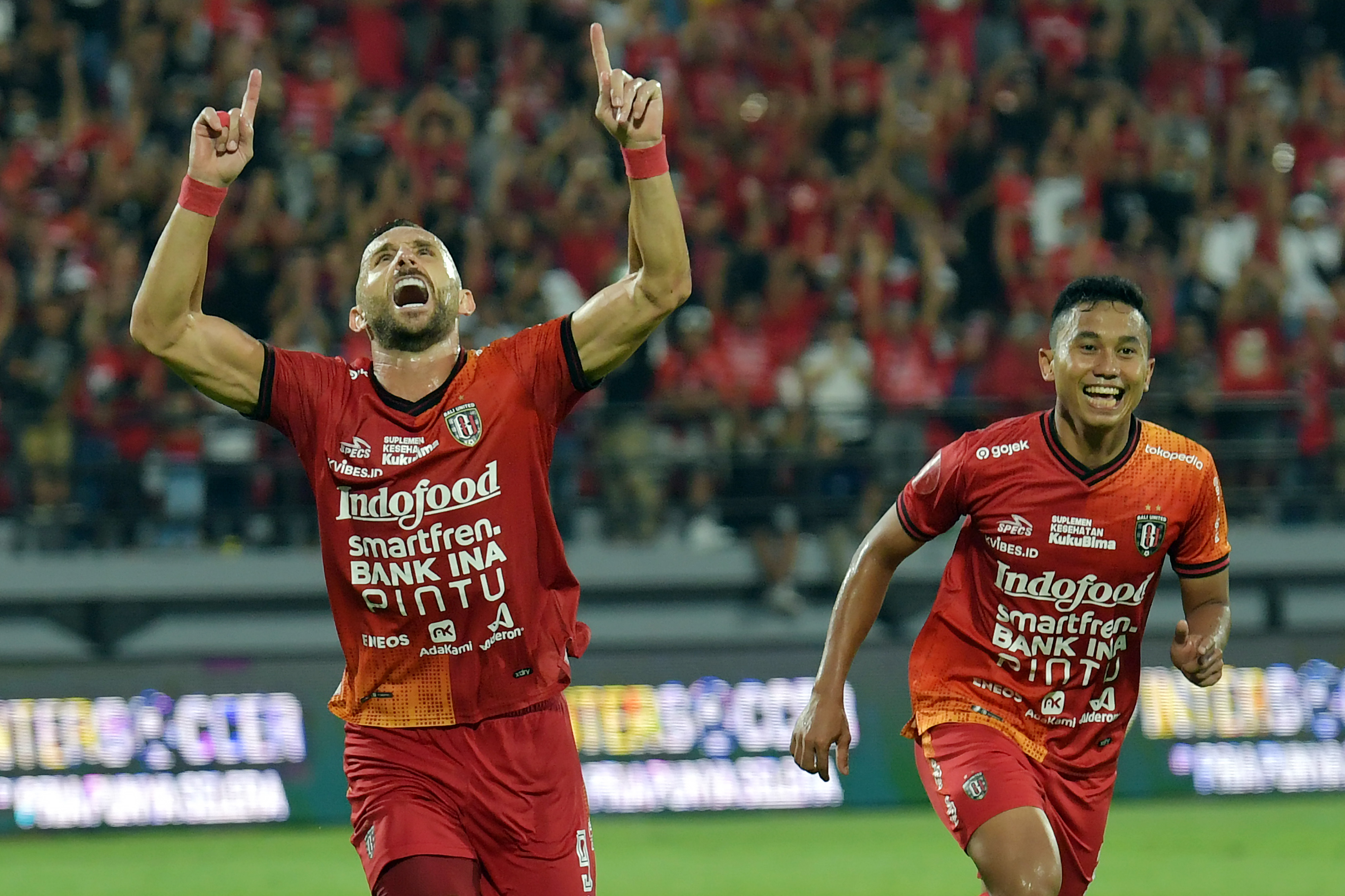 Pesepak bola Bali United melakukan selebrasi usai mencetak gol ke gawang Persik Kediri.