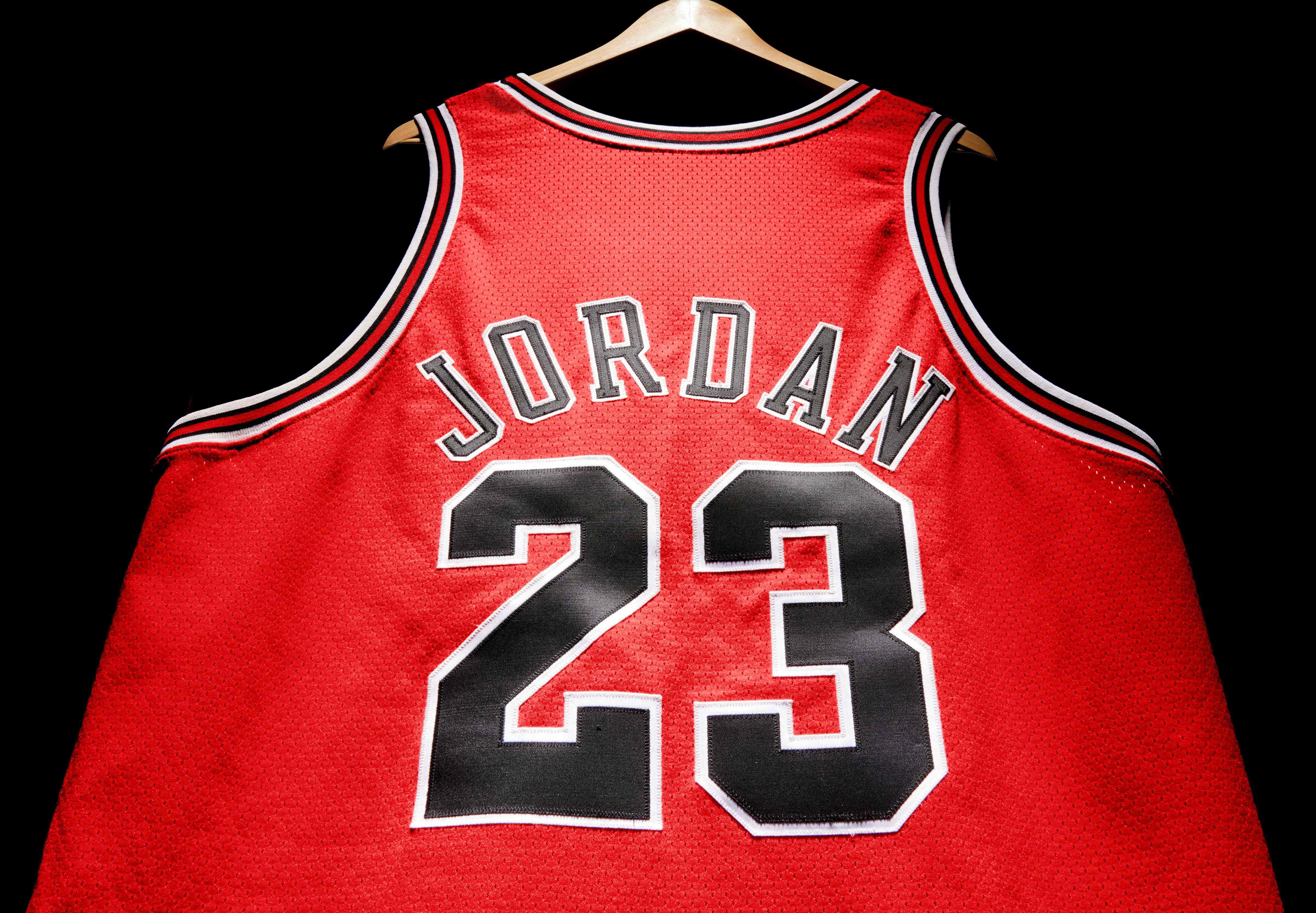 Jersey legenda basket, Michael Jordan, yang akan dilelang.