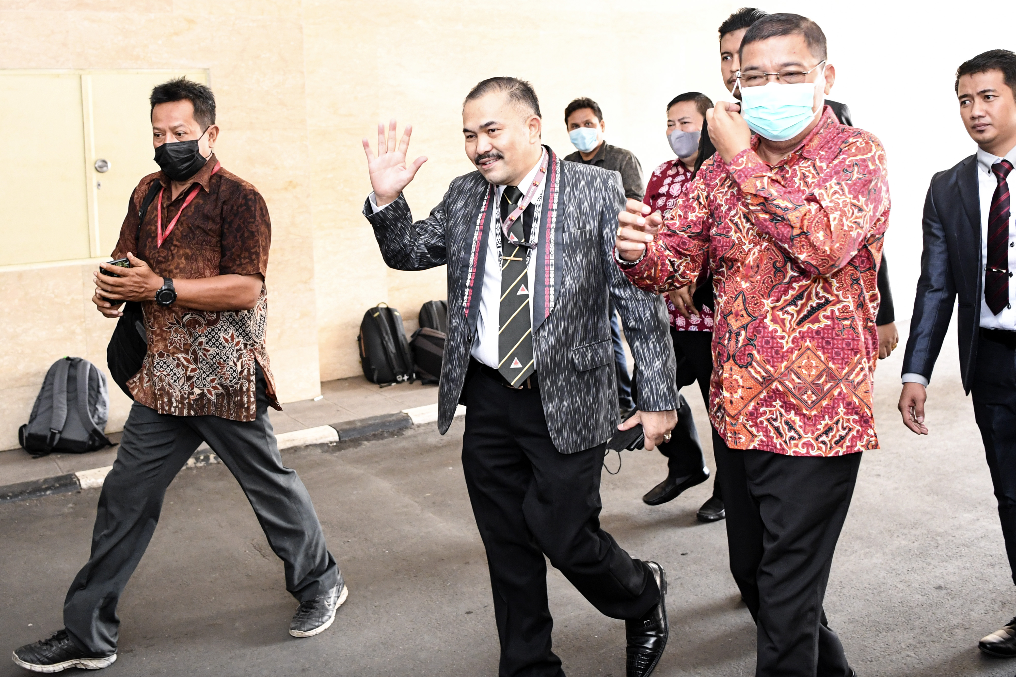 Kuasa hukum keluarga Brigadir J Kamaruddin Simanjuntak (kedua kiri)