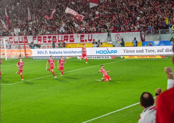 Para pemain Freiburg melakukan selebrasi usai mencetak gol ke gawang Bochum di laga Bundesliga.