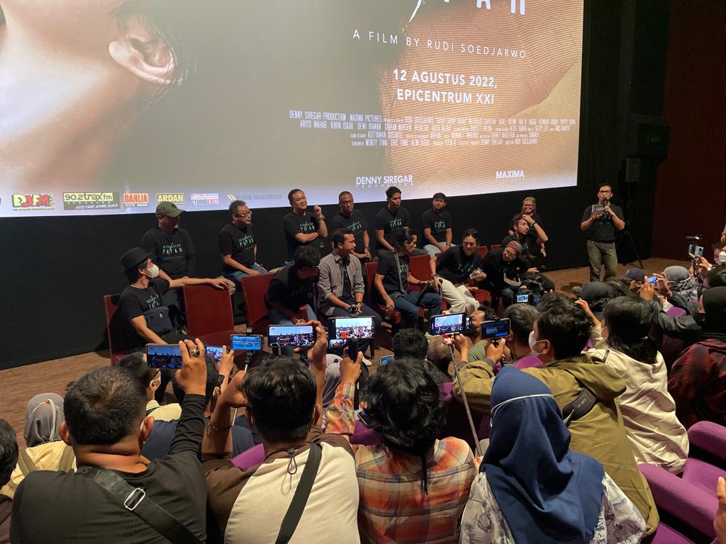 Para pemeran film dan sutradara Sayap Sayap Patah jumpa pers
