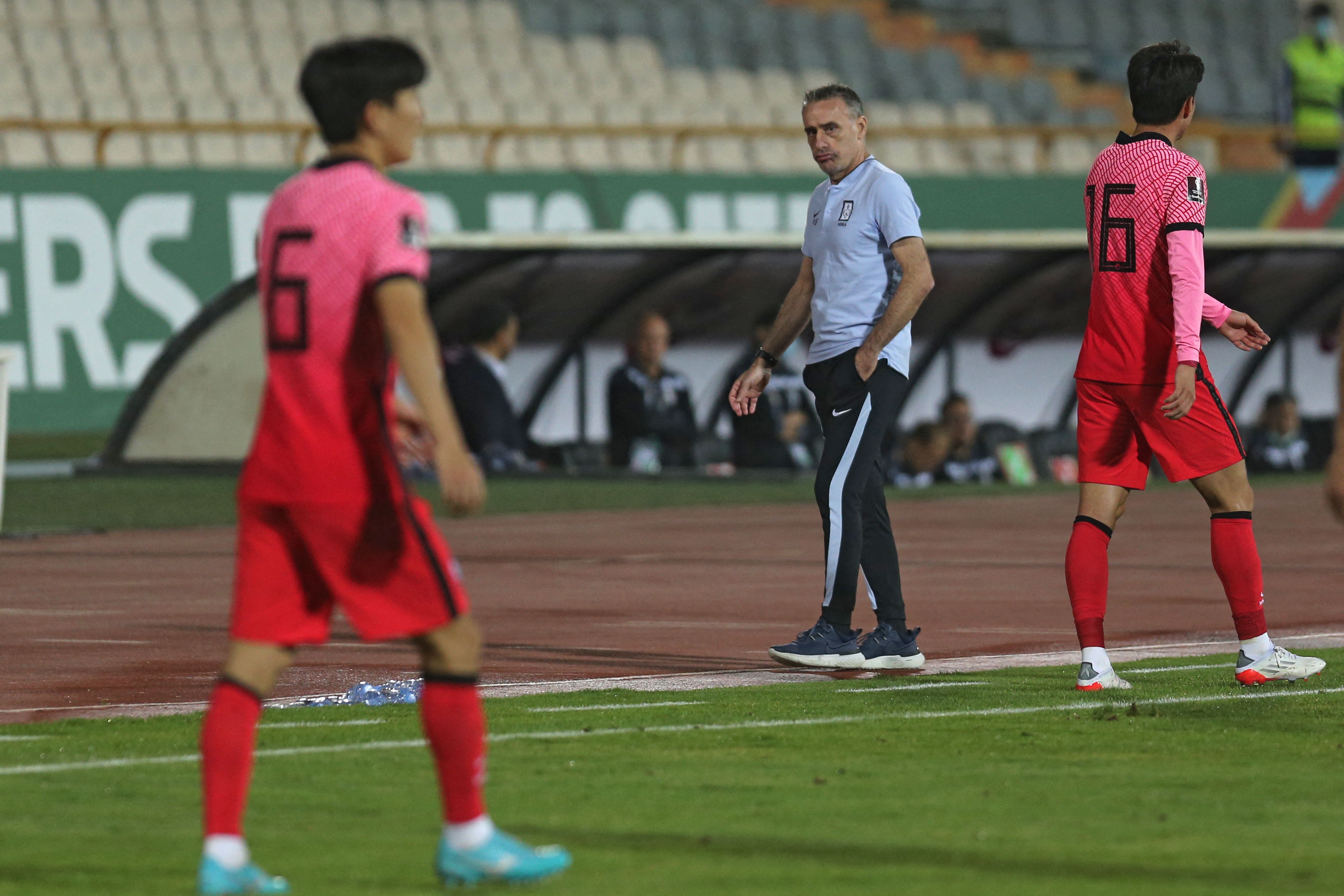 Pelatih Korsel asal Portugal Paulo Bento saat mendampingi timnya dalam pertandingan persahabatan, 12 Oktober 2021.