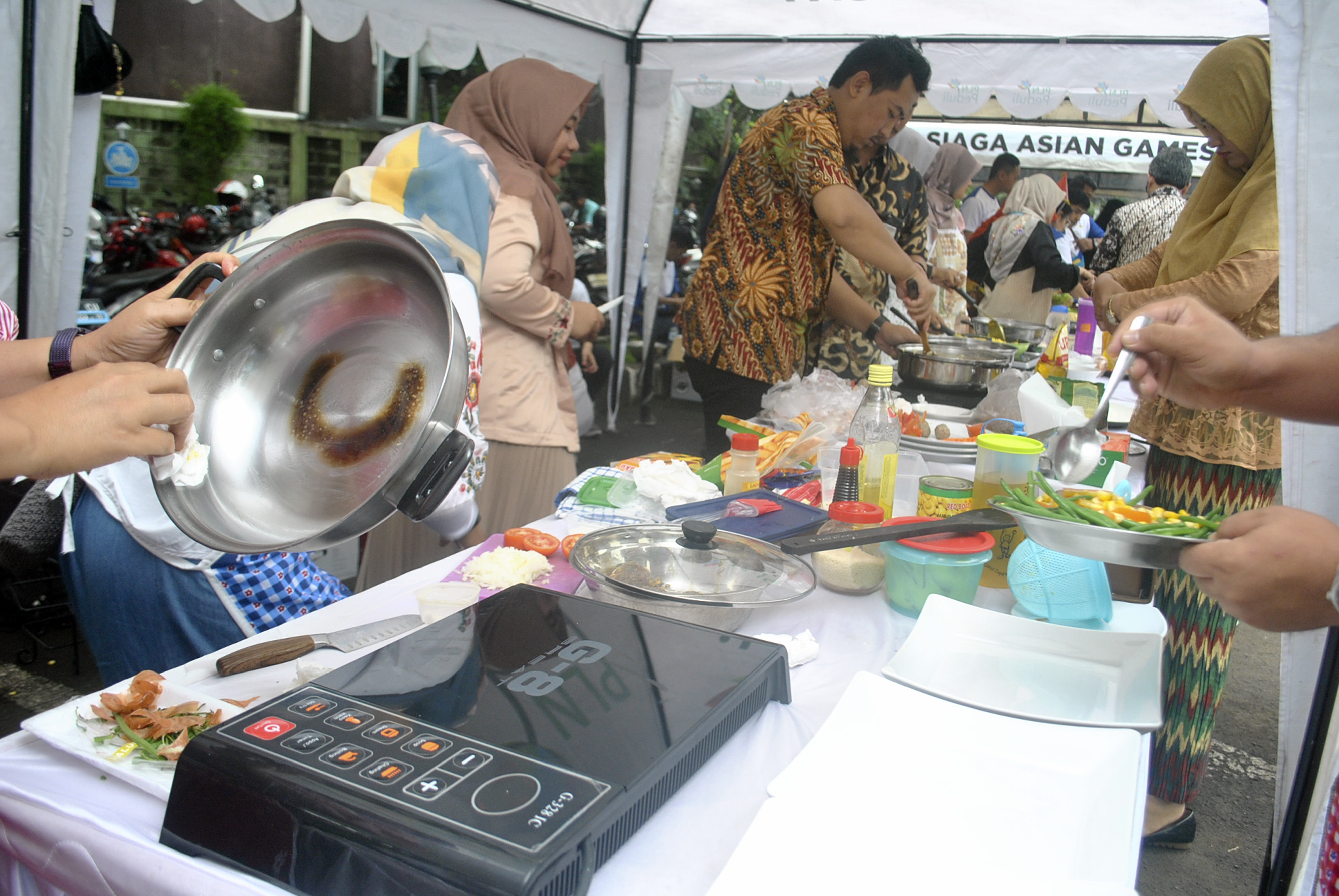 Sosialisasi penggunaan kompor induksi di Jawa Barat