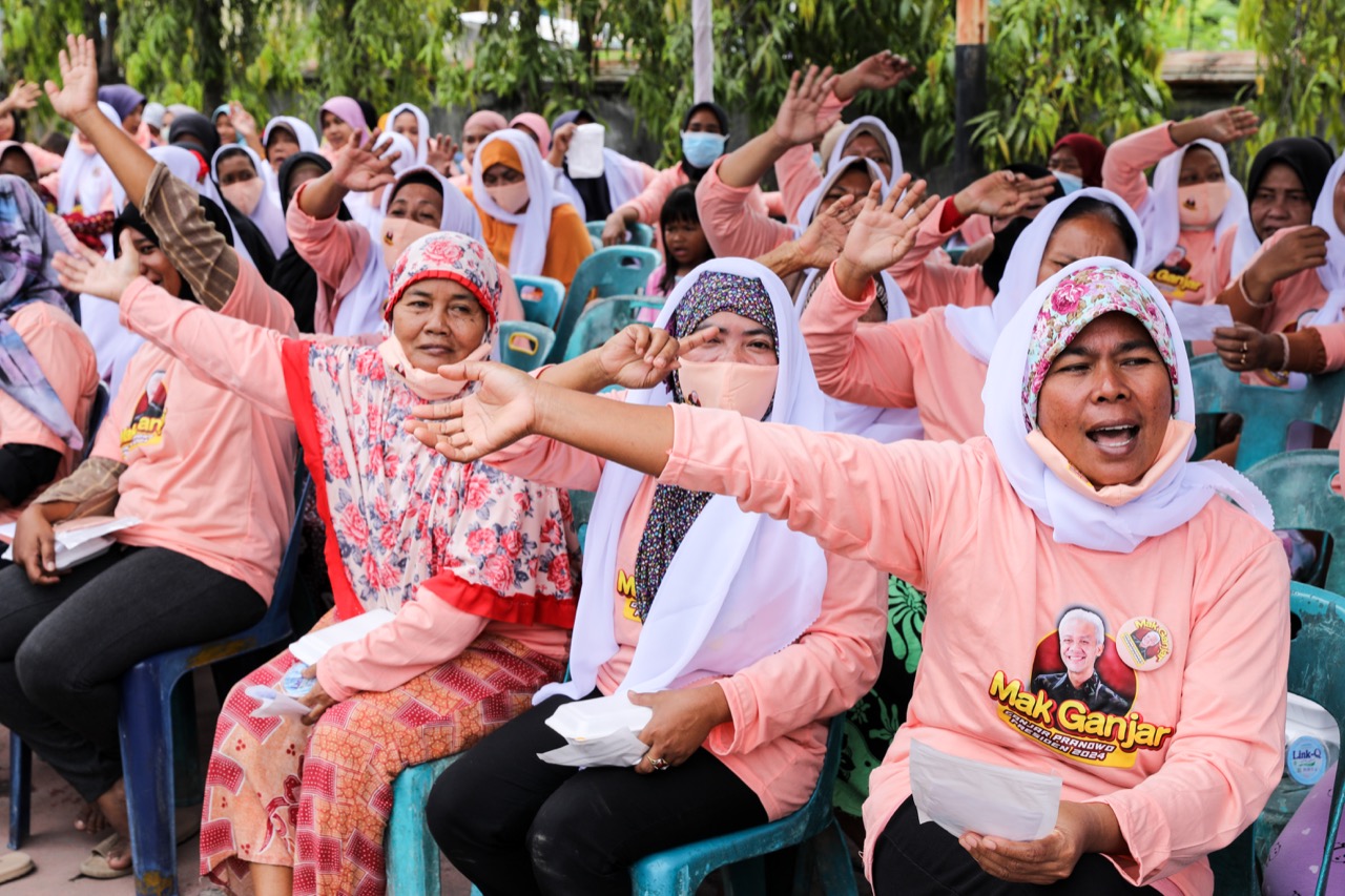Relawan Mak Ganjar mengikuti acara doa bersama di lapangan Perbaungan, Kabupaten Serdang Bedagai, Sumut, mendoakan kebaikan bagi RI