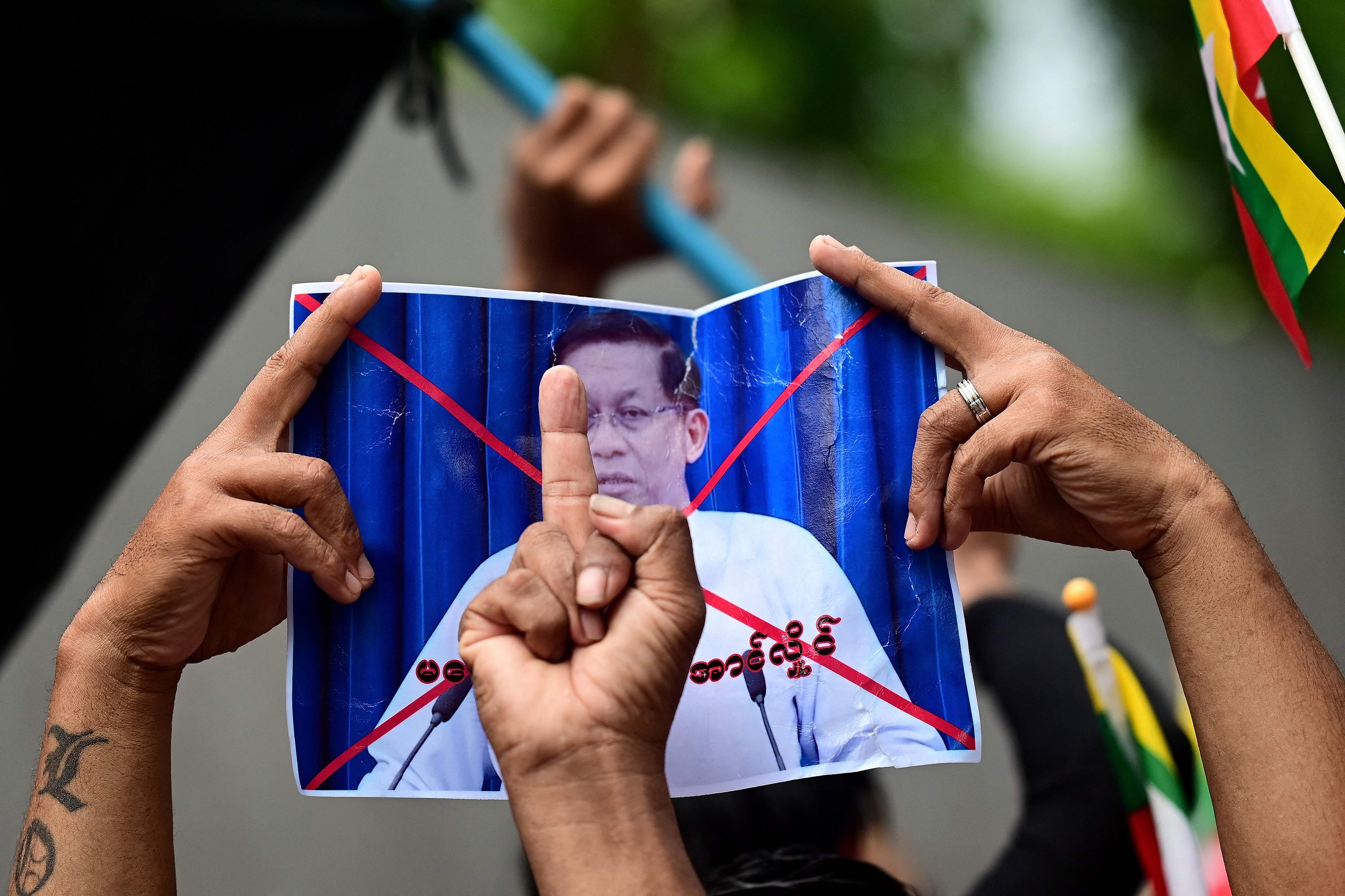 Para demonstran mencoret foto pemimpin militer myanmar Jenderal Min Aung Hlaing 