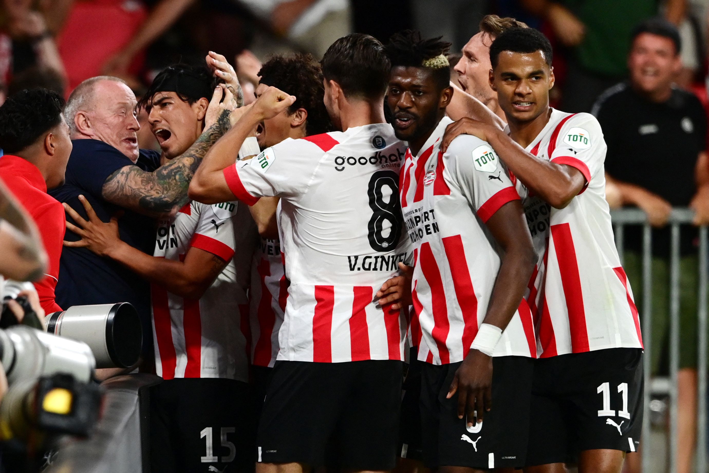 Para pemain PSV melakukan selebrasi usai mencetak gol ke gawang Monaco di laga kualifikasi Liga Champions