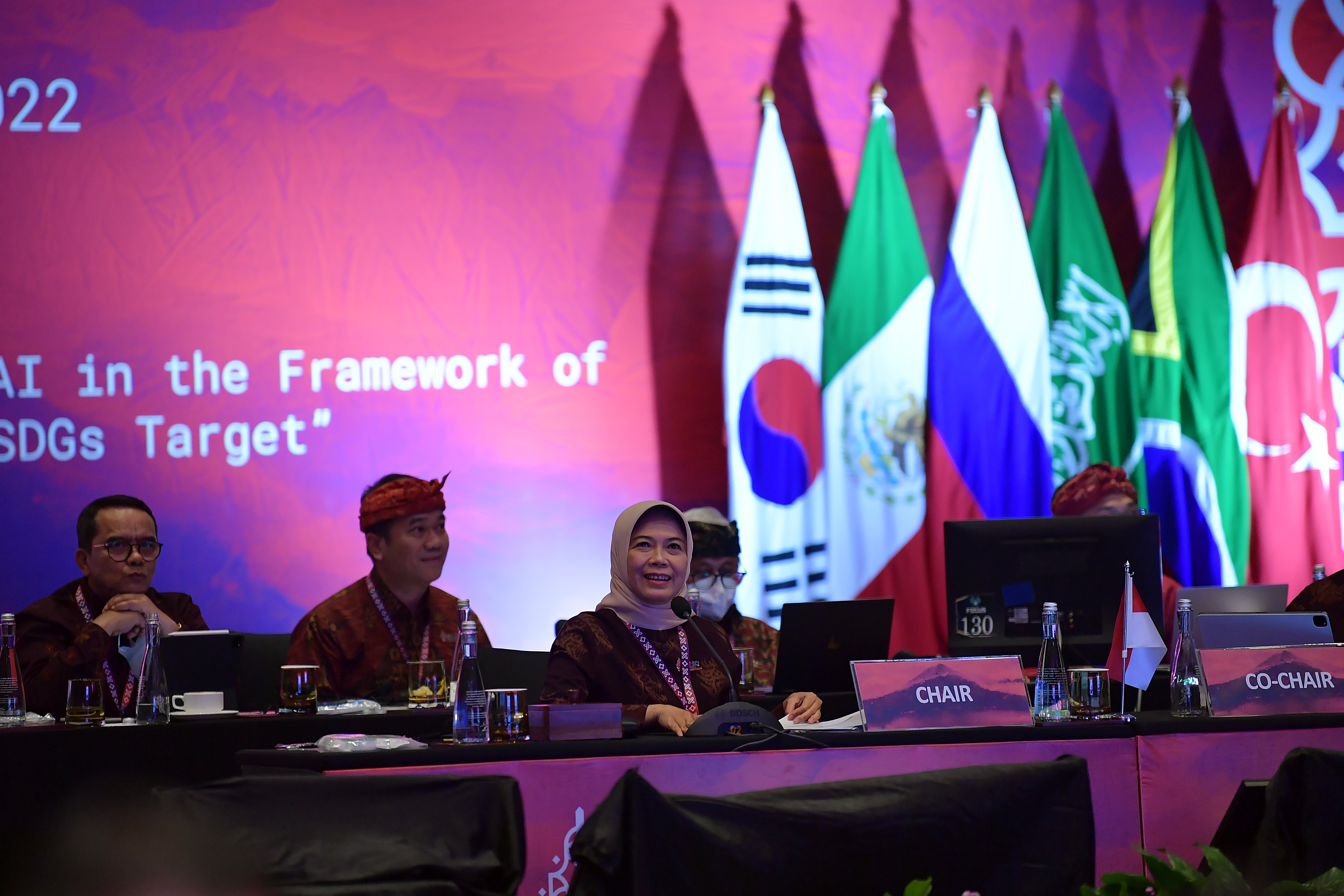 Ketua BPK Isma Yatun (ketiga dari kiri) saat memaparkan makalahnya di Forum Supreme Audit Institution (SAI) 20, Nusa Dua, Bali, Senin (29/8)