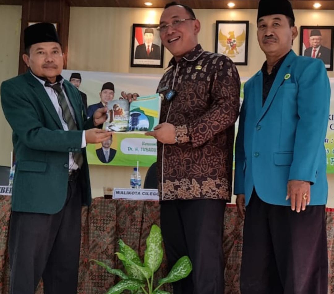 WALI Kota Cilegon Helldy Agustian (tengah)