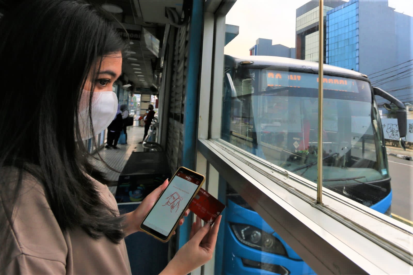 Ilustrasi penumpang TransJkaarta menggunakan JakCard dari Bank DKI