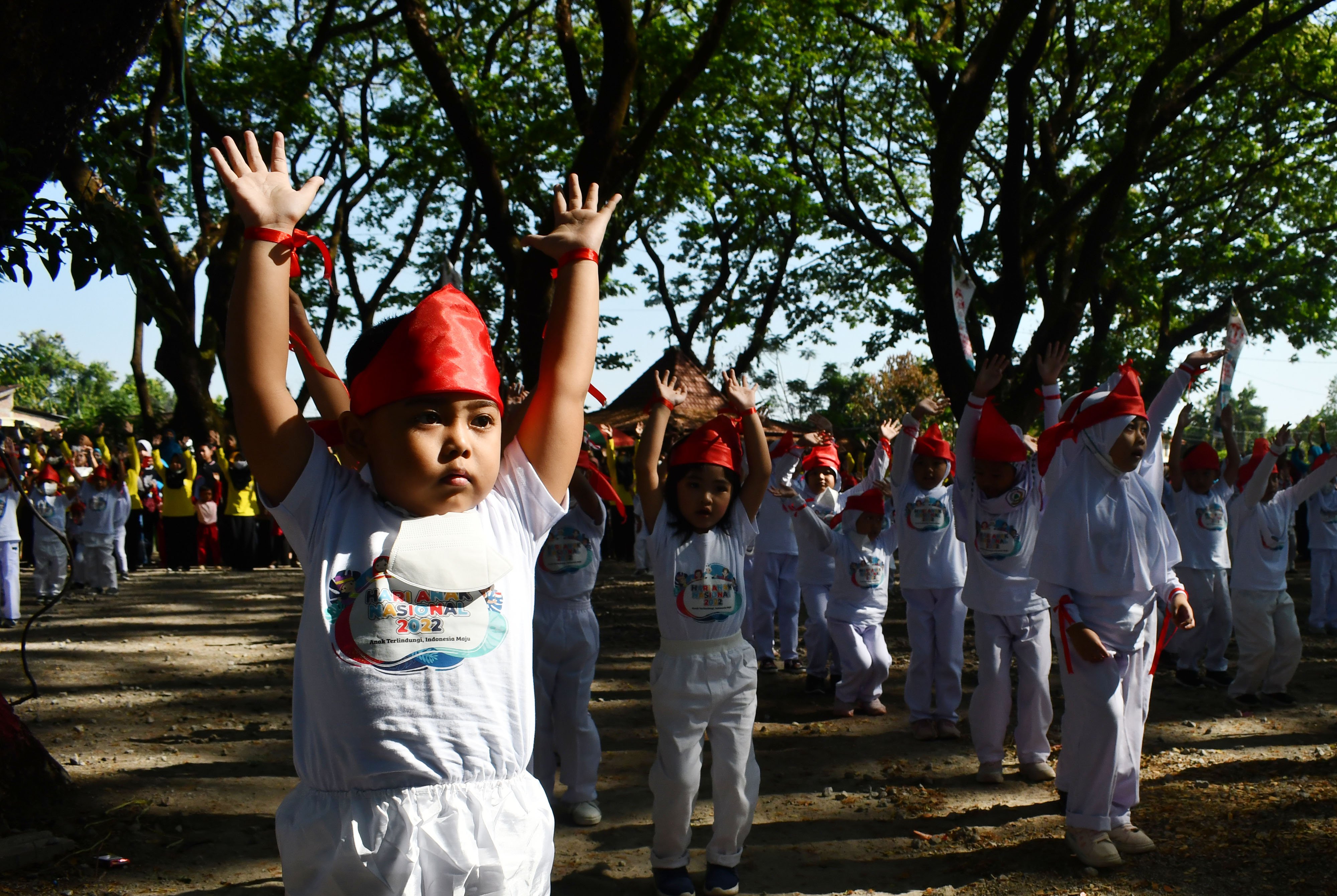 Sejumlah siswa Pendidikan Anak Usia Dini (PAUD) mengikuti senam saat memperingati Hari Anak Nasional 2022 di Kota Madiun, Jawa Timur.
