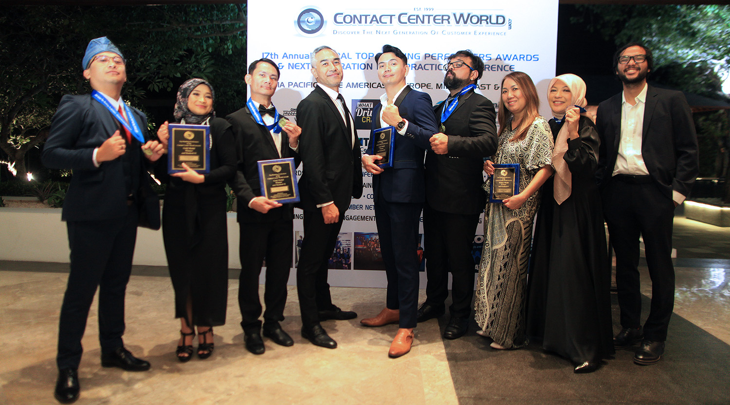 Sejumlah karyawan Teleperformance Indonesia berfoto bersama seusai mendapat penghargaan.