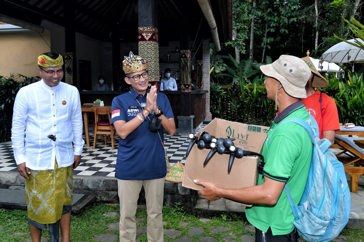 Menparekraf Sandiaga Uno bertemu Rocky (50) pemandu wisata di Desa Wisata Undisan, Kabupaten Bangli, Bali. Sandiaga memberikan trekking