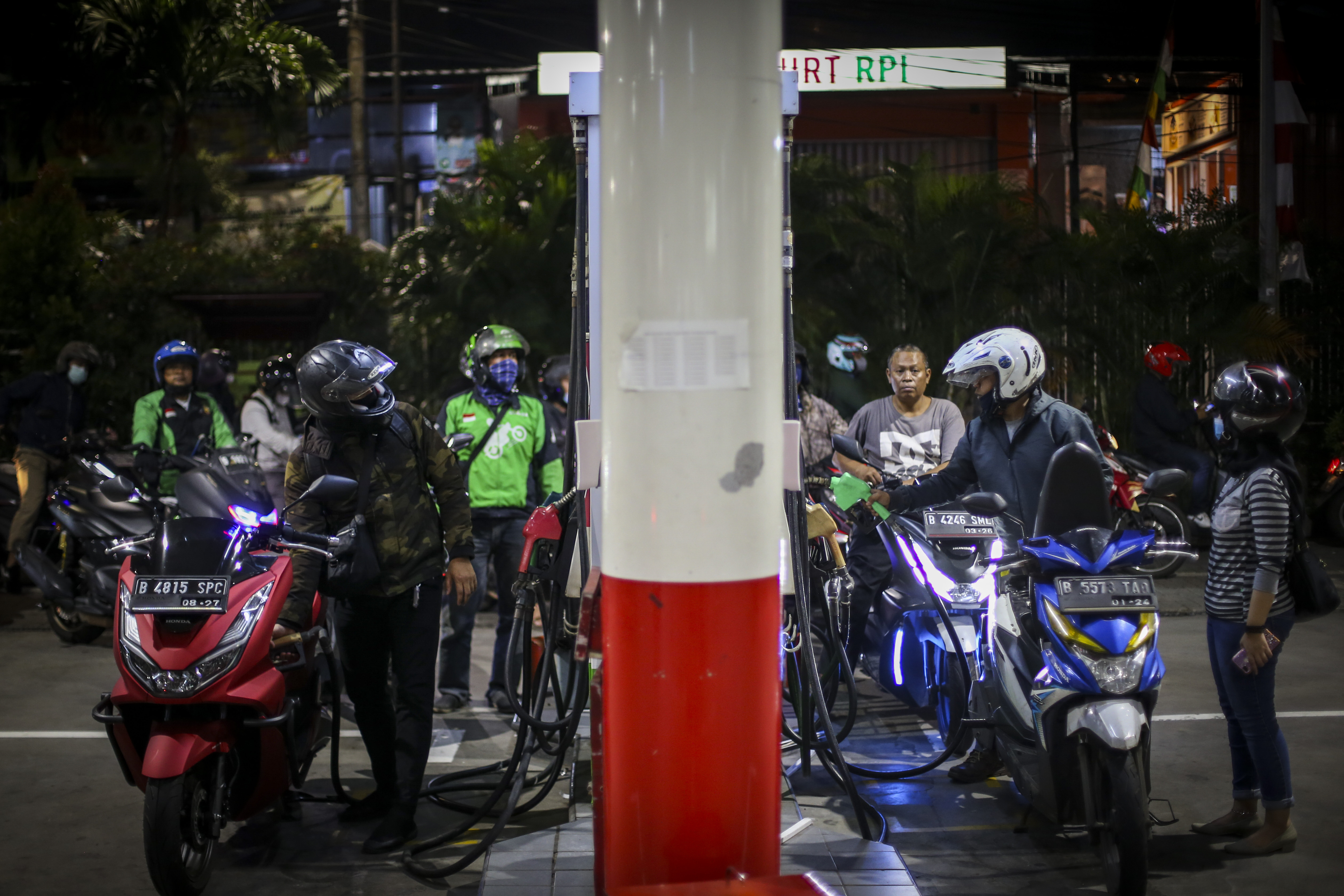 Pengendara mengisi bahan bakar minyak (BBM) di salah satu SPBU di kawasan Kuningan, Jakarta, Jumat (26/8/2022).