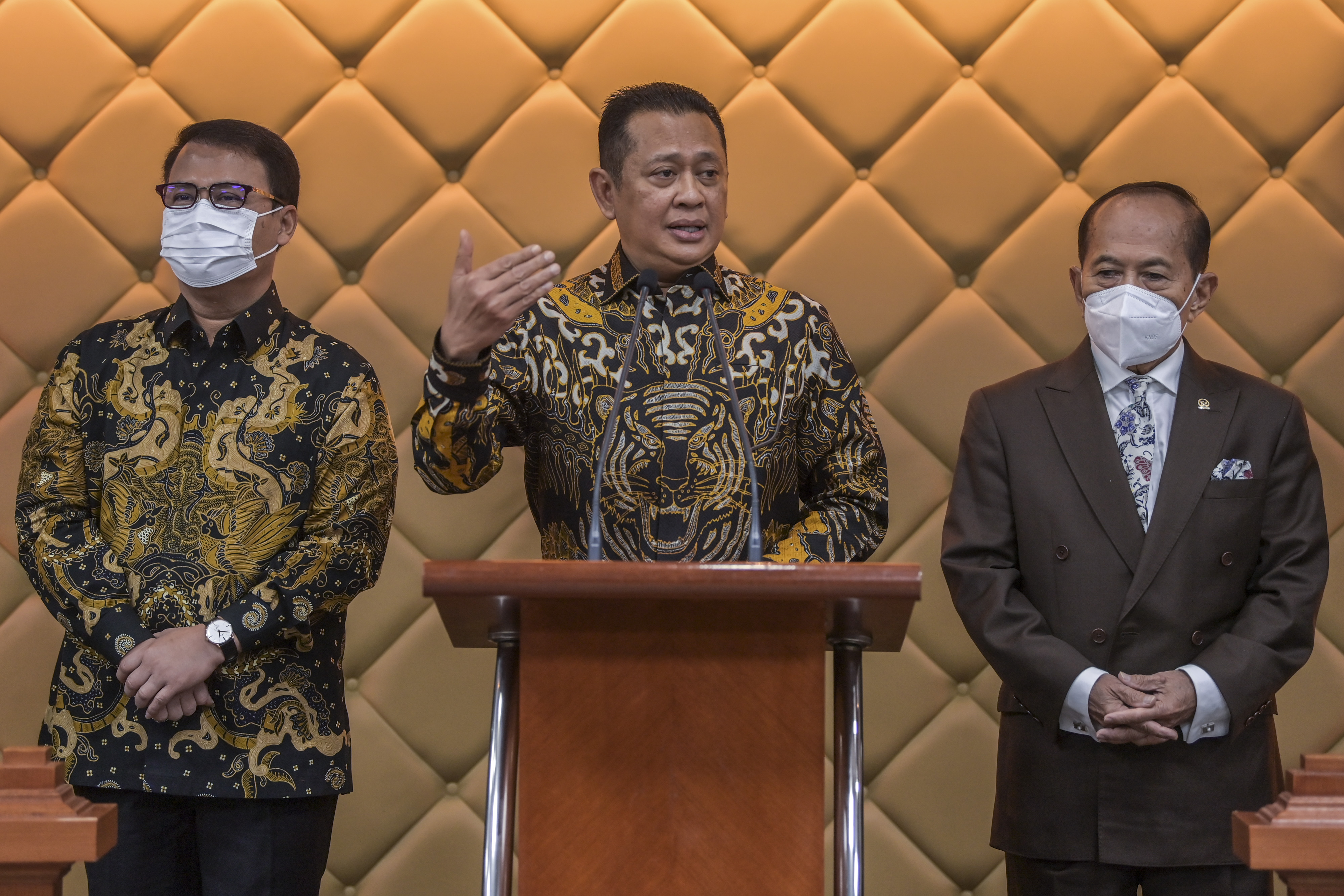 Ketua MPR Bambang Soesatyo (tengah)