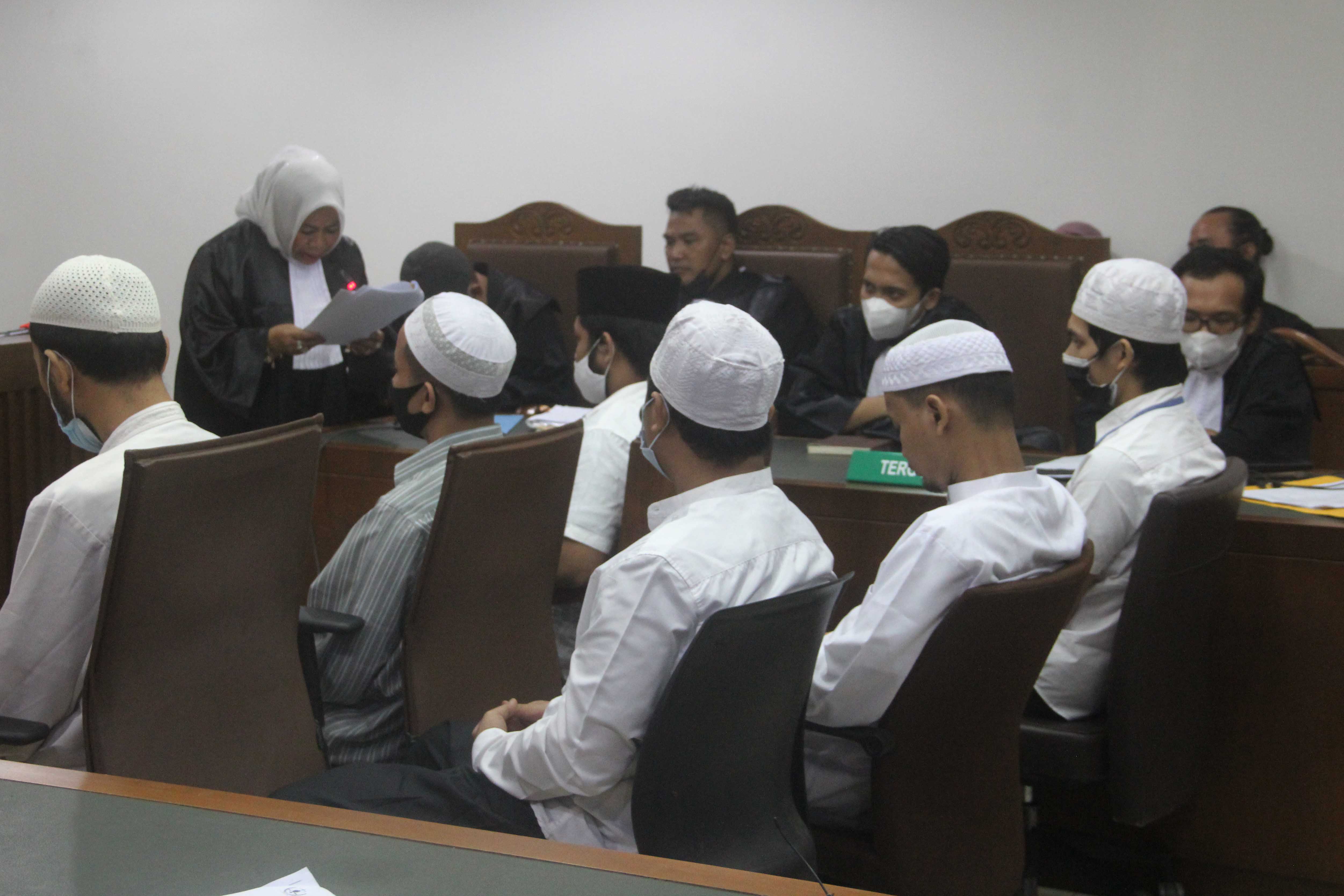 Enam terdakwa kasus pengeroyokan terhadap pegiat media sosial Ade Armando mengikuti jalannya sidang lanjutan di PN Jakarta Pusat (Jakpus).