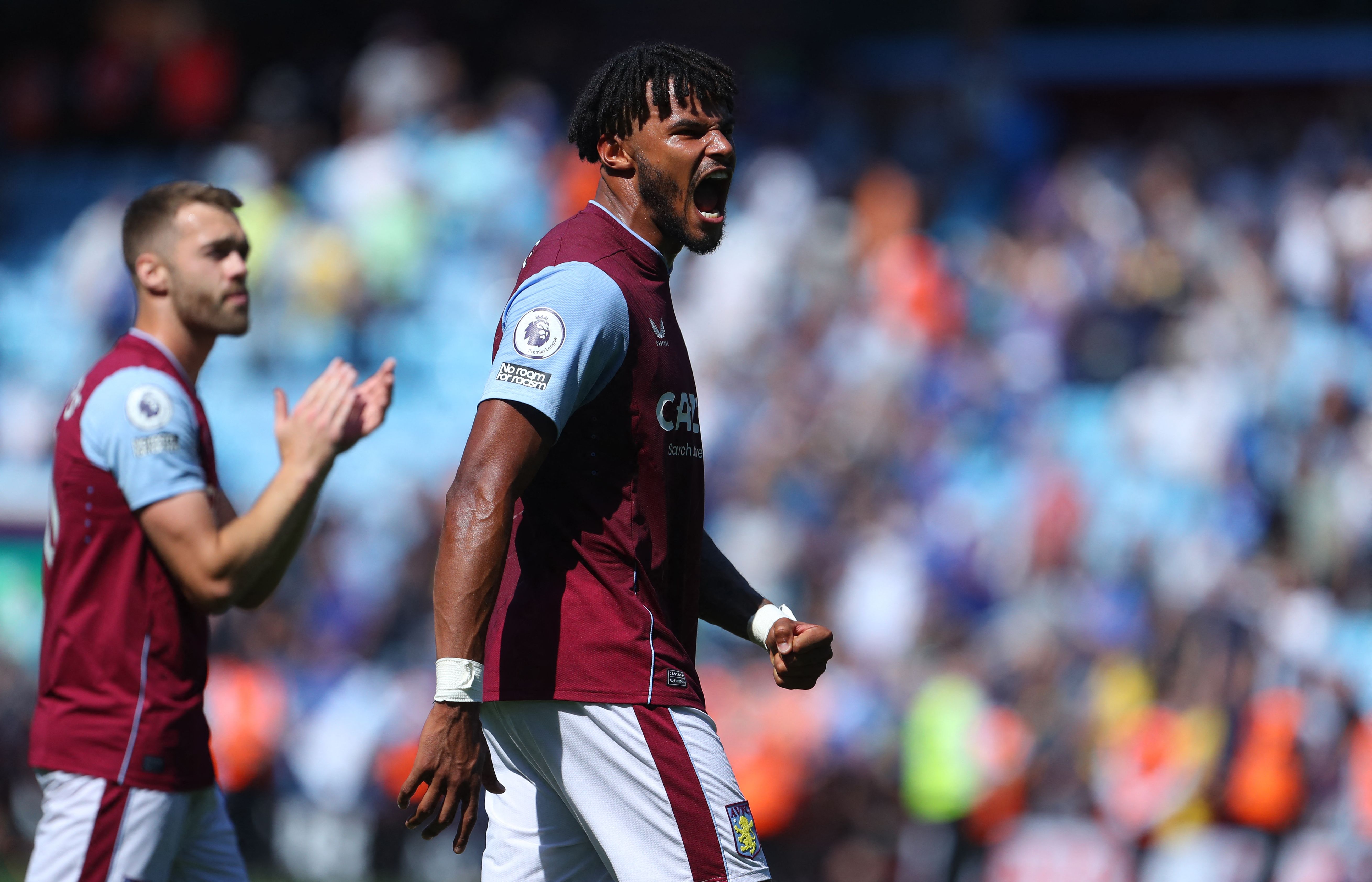 pemain Aston Villa melakukan selebrasi