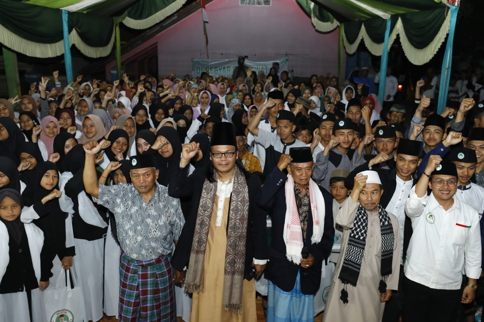 Santri dan ulama di Majalengka, Jabar gelar shalawat dan doa bersama untuk kebaikan bangsa dan negara Indonesia,  Senin malam (8/8/2022)