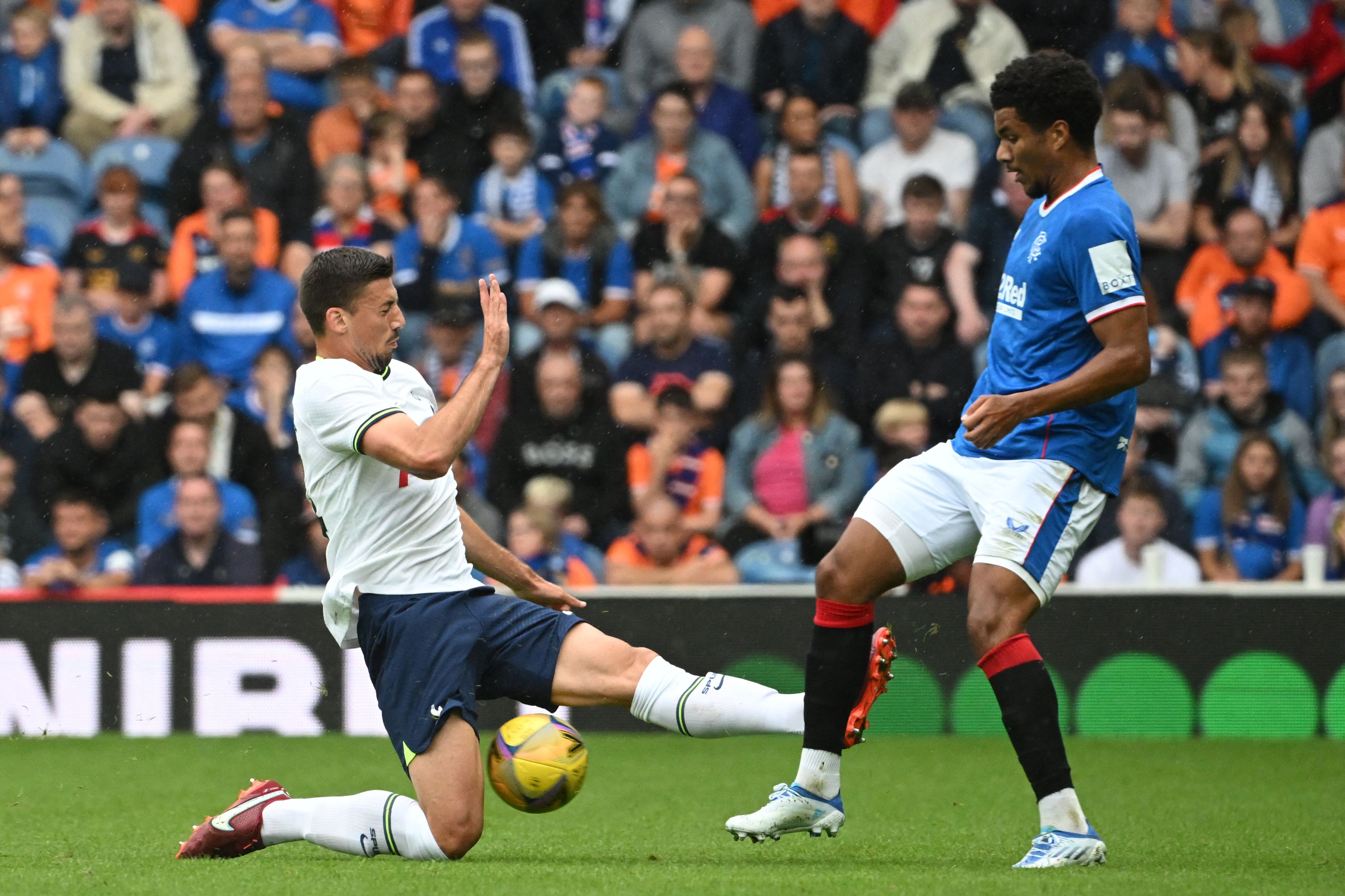 Aksi bek asal Prancis Clement Lenglet (kiri) saat laga pemanasan pramusim menghadapi Rangers di Glasgow, 23 Juli 2022.