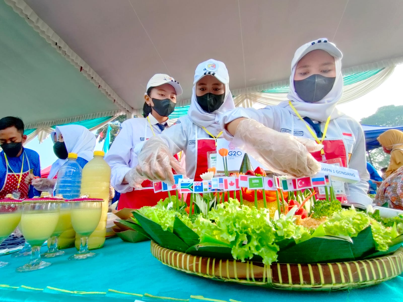 Sejumlah pelajar sedang menghias tumpeng dalam Festival Tumpeng Nusantara yang digelar di Mojokerto, Jawa Timur, Kamis (11/8).
