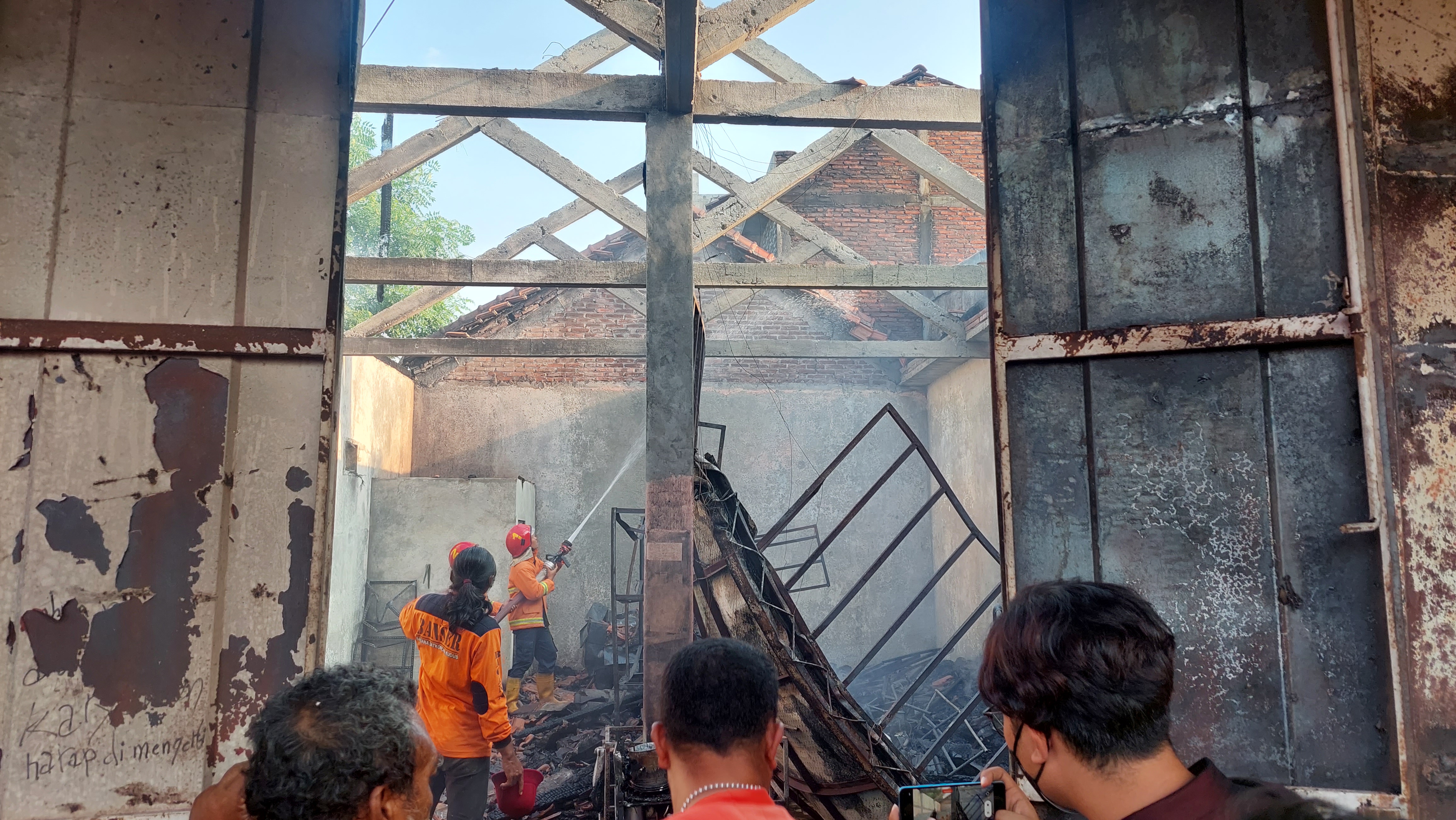 Sebuah gudang tempat pembuatan tas di Kudus, Jawa Tengah, ludes terbakar, Kamis (4/8).