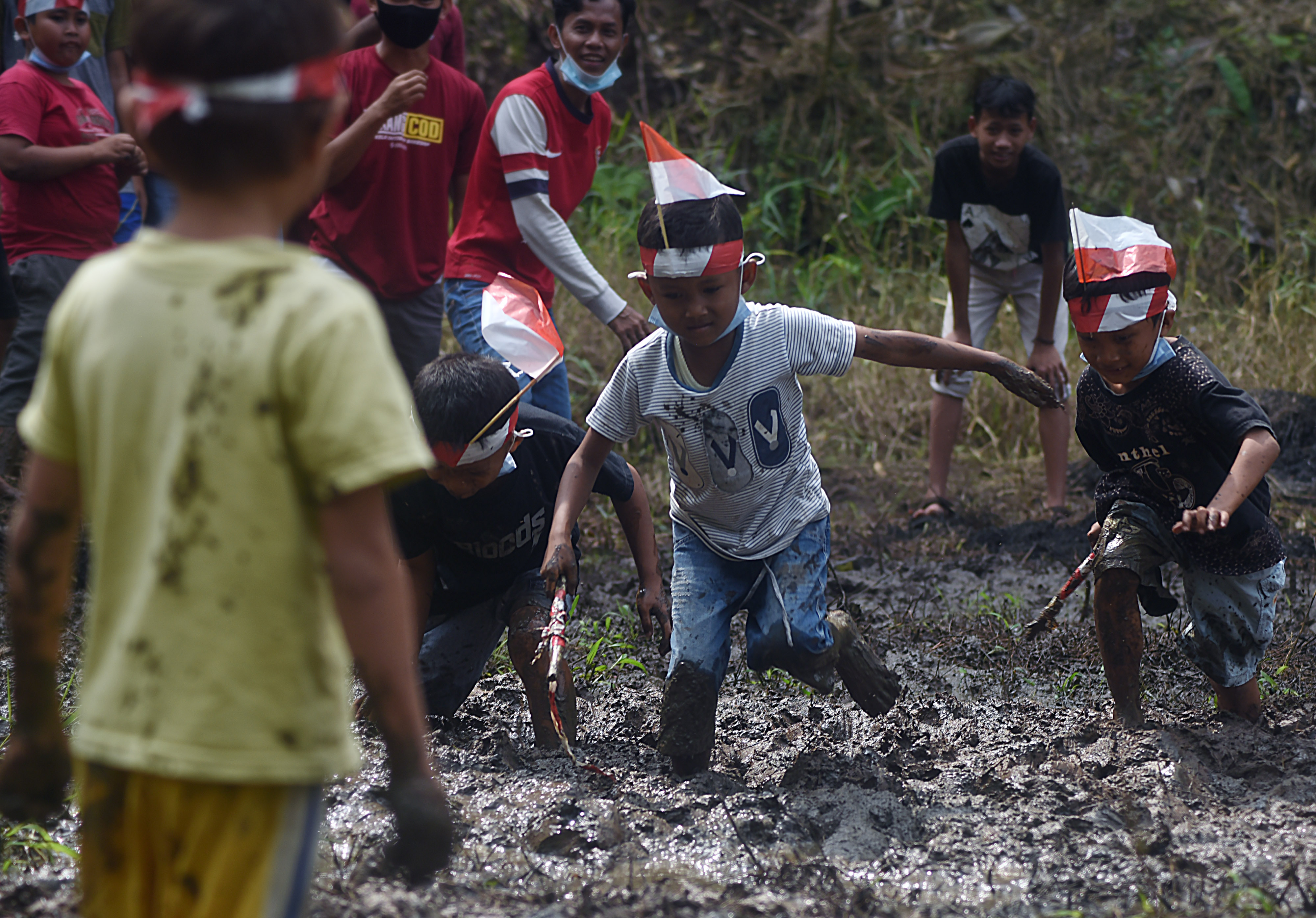 Keriaan anak-anak mengikuti lomba dalam rangka peringatan HUT ke-76 RI, di Serang, Banten, (17/8/2021)
